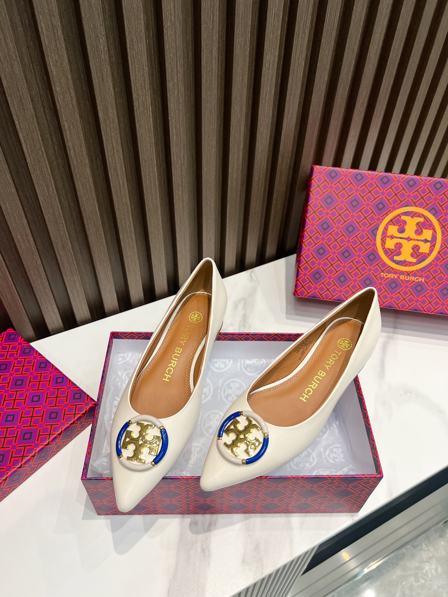 p200  汤丽柏琦Tory Burch ，全套包装加10元（配专柜原版布袋）
外贸订单新款跟鞋，单鞋，商务出行的最佳选择，跟高2.5cm,面料包跟，里外进口混种羊皮，古金金属扣，上脚超舒适，35一41码