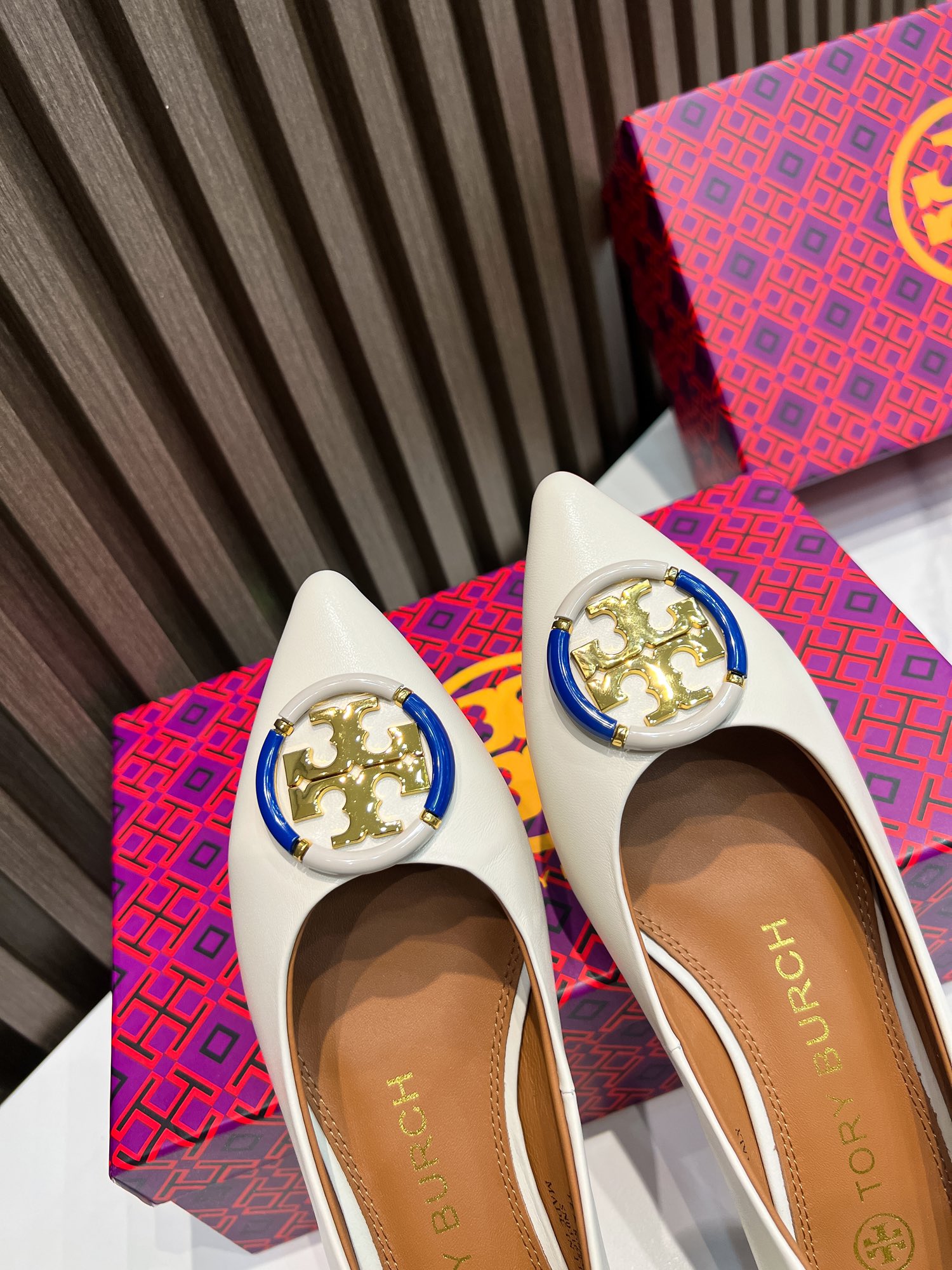 p200  汤丽柏琦Tory Burch ，全套包装加10元（配专柜原版布袋）
外贸订单新款跟鞋，单鞋，商务出行的最佳选择，跟高2.5cm,面料包跟，里外进口混种羊皮，古金金属扣，上脚超舒适，35一41码
