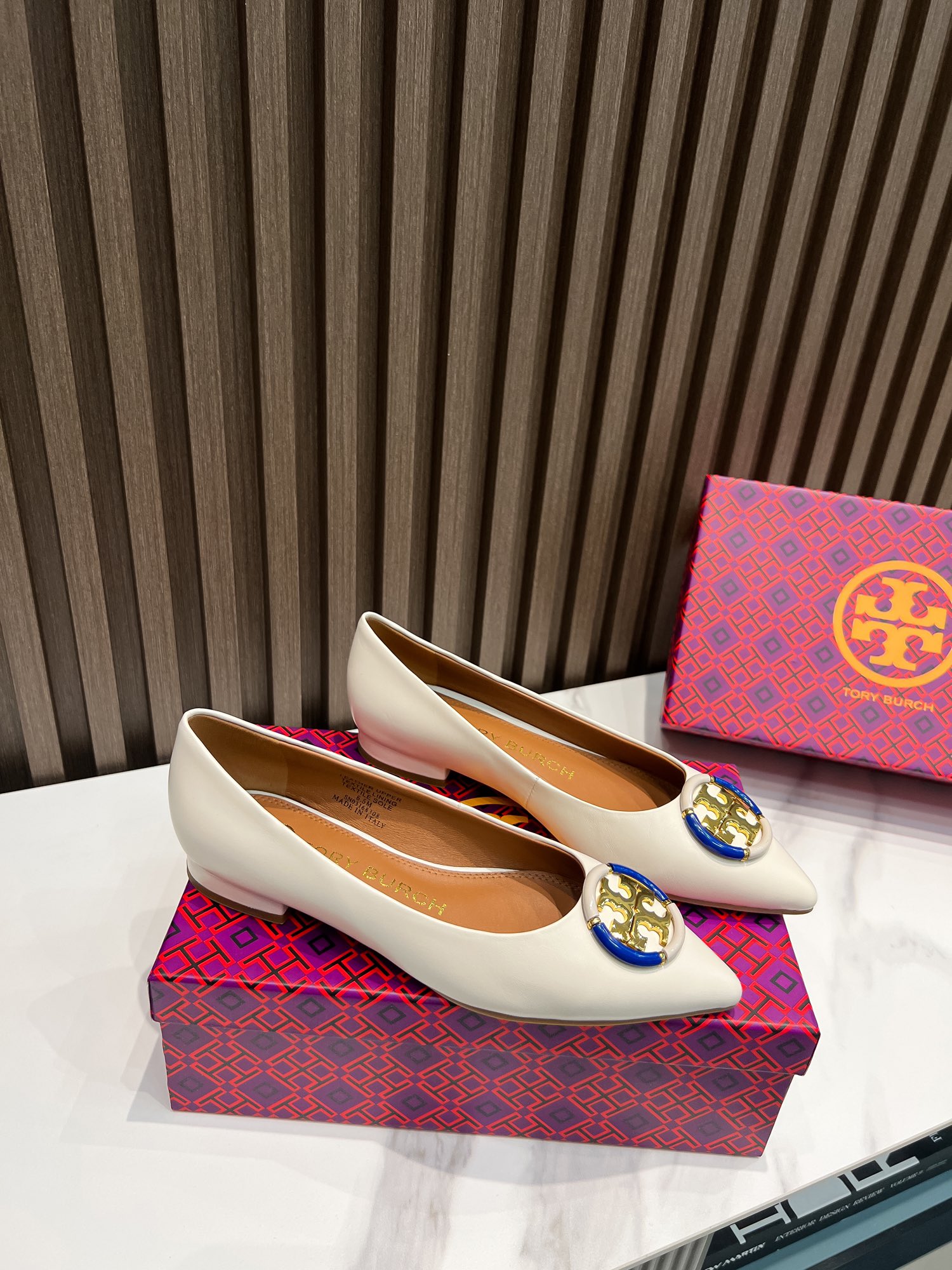 p200  汤丽柏琦Tory Burch ，全套包装加10元（配专柜原版布袋）
外贸订单新款跟鞋，单鞋，商务出行的最佳选择，跟高2.5cm,面料包跟，里外进口混种羊皮，古金金属扣，上脚超舒适，35一41码