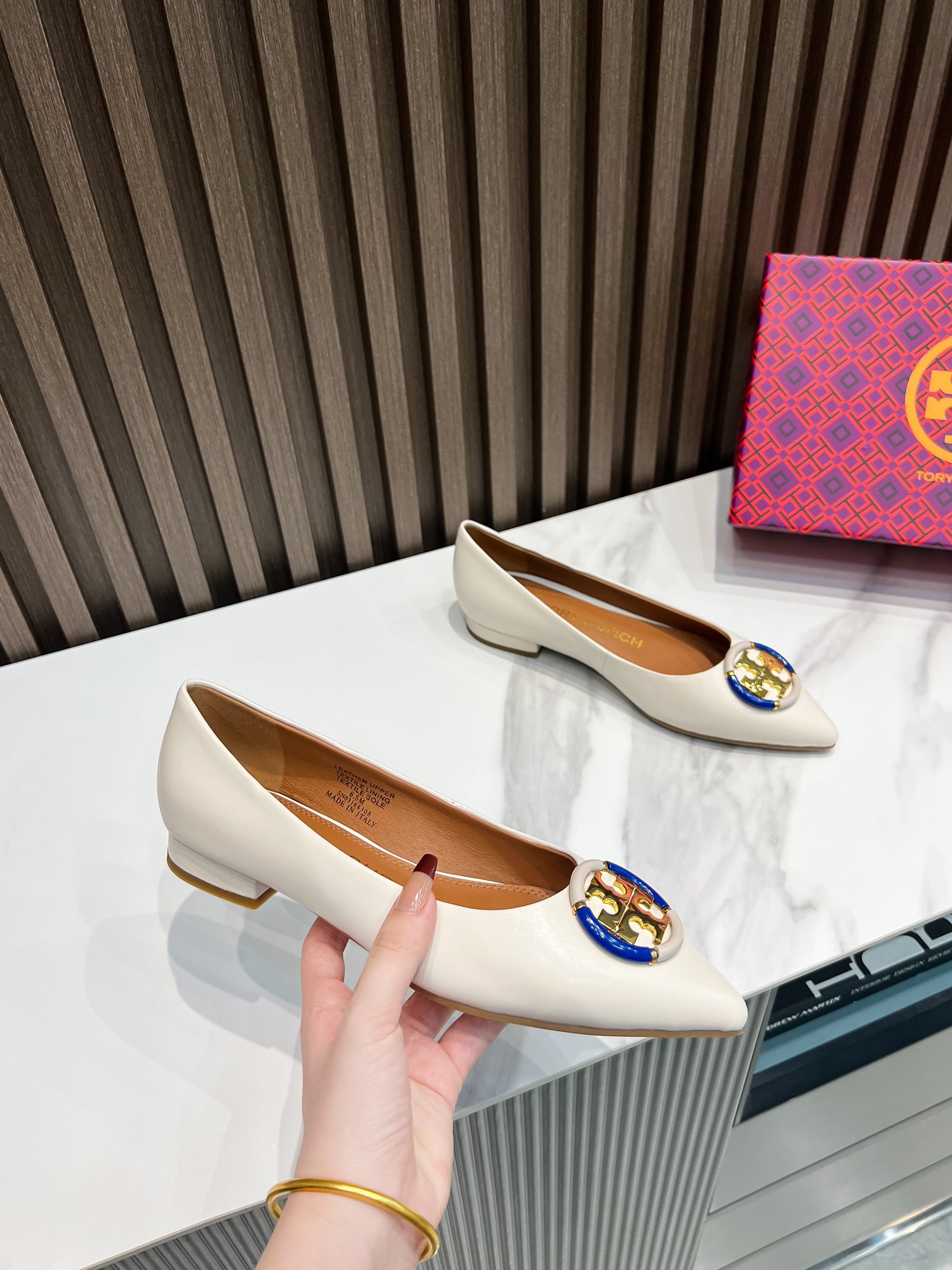 p200  汤丽柏琦Tory Burch ，全套包装加10元（配专柜原版布袋）
外贸订单新款跟鞋，单鞋，商务出行的最佳选择，跟高2.5cm,面料包跟，里外进口混种羊皮，古金金属扣，上脚超舒适，35一41码