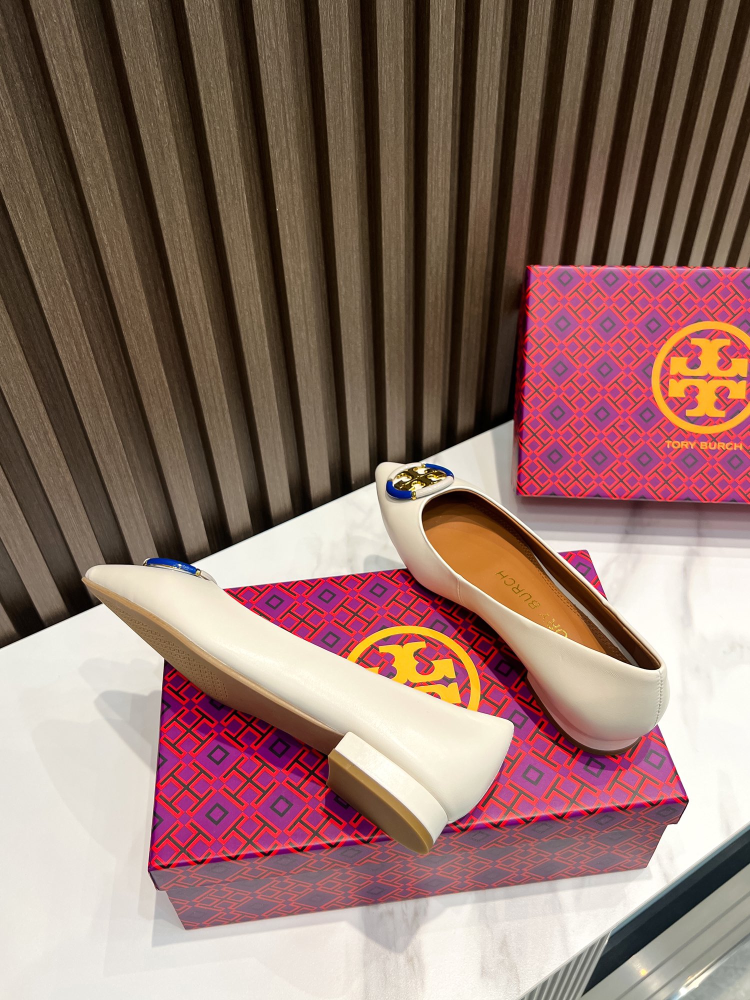 p200  汤丽柏琦Tory Burch ，全套包装加10元（配专柜原版布袋）
外贸订单新款跟鞋，单鞋，商务出行的最佳选择，跟高2.5cm,面料包跟，里外进口混种羊皮，古金金属扣，上脚超舒适，35一41码