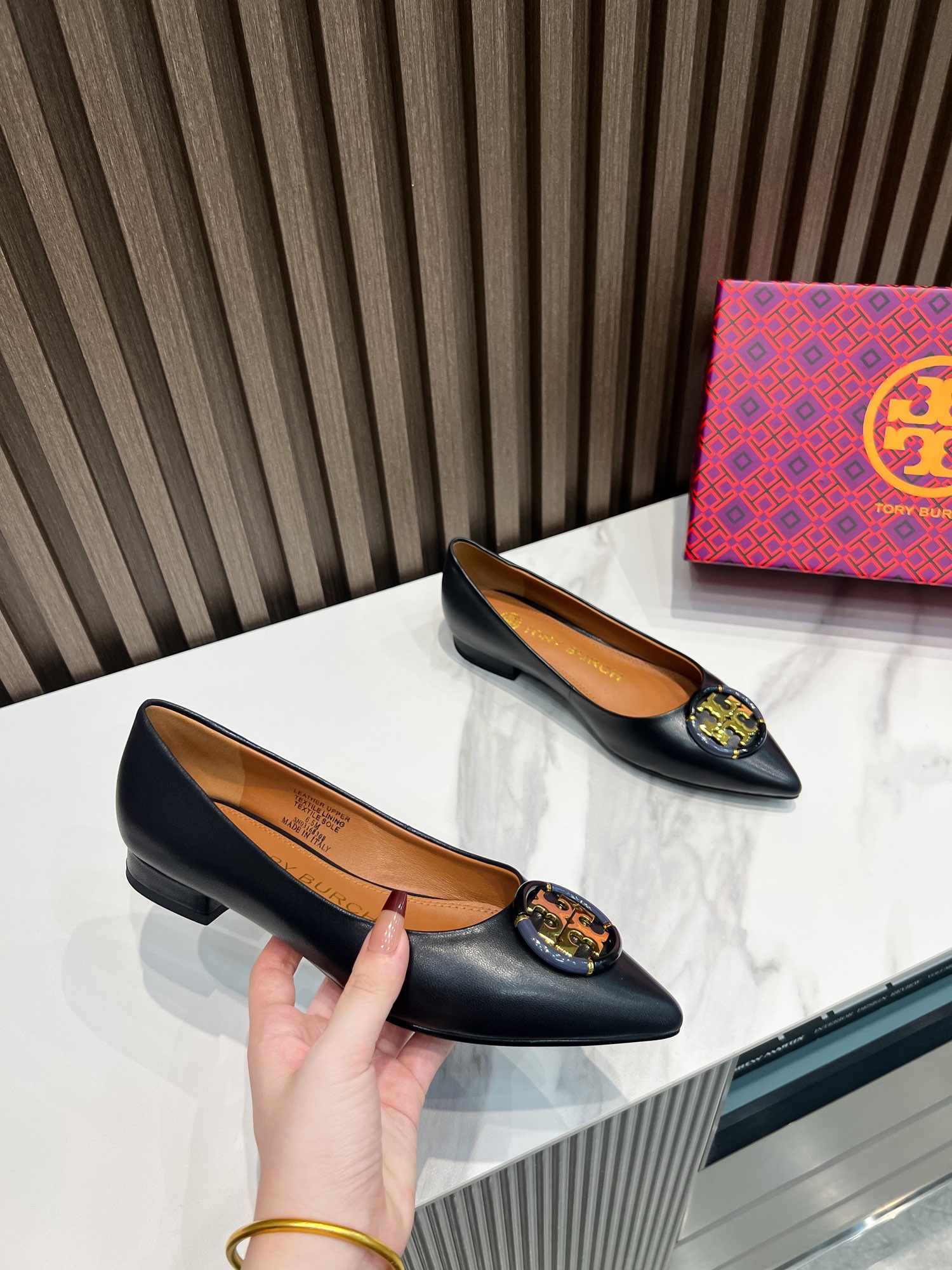 p200  汤丽柏琦Tory Burch ，全套包装加10元（配专柜原版布袋）
外贸订单新款跟鞋，单鞋，商务出行的最佳选择，跟高2.5cm,面料包跟，里外进口混种羊皮，古金金属扣，上脚超舒适，35一41码