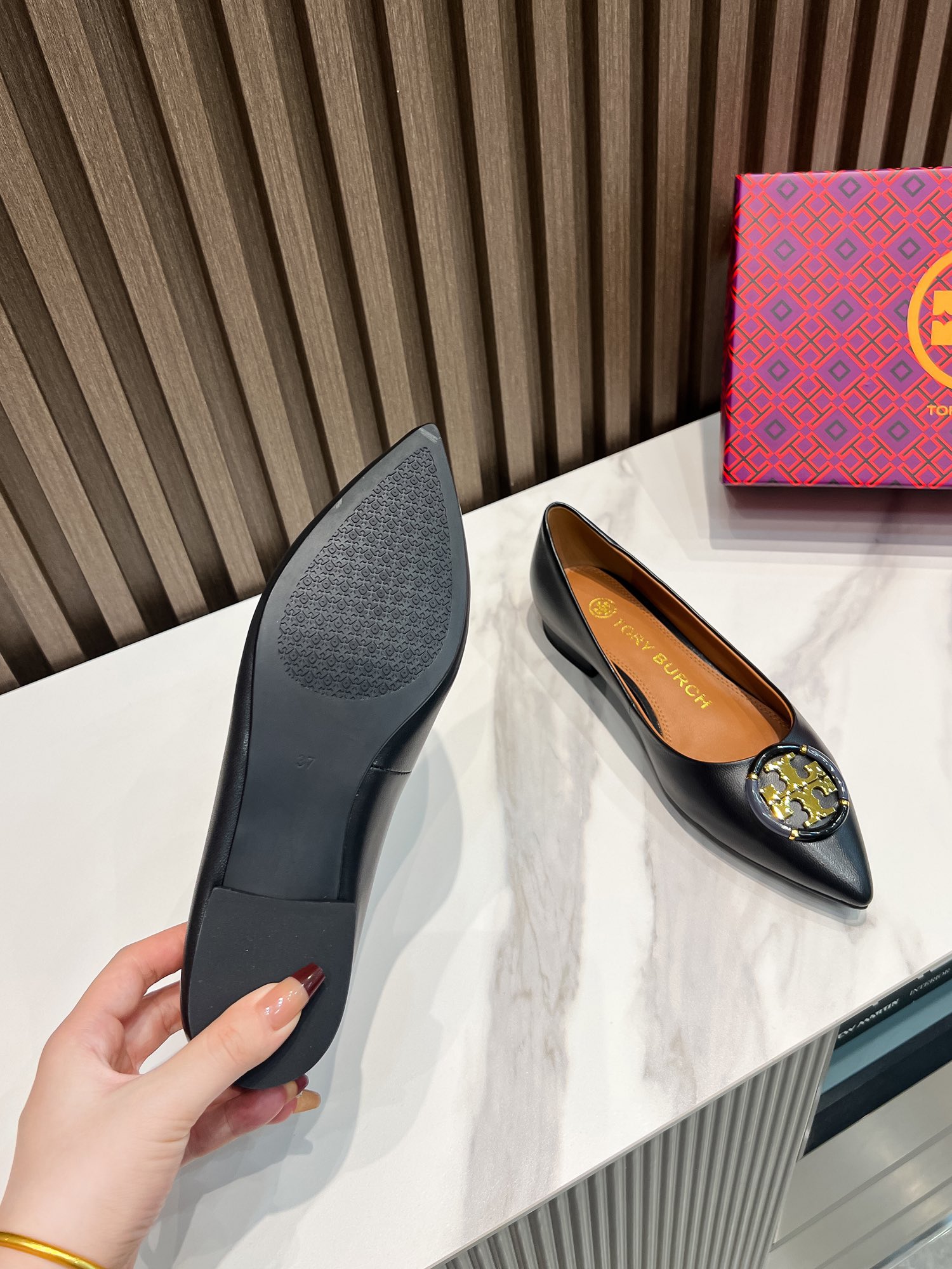 p200  汤丽柏琦Tory Burch ，全套包装加10元（配专柜原版布袋）
外贸订单新款跟鞋，单鞋，商务出行的最佳选择，跟高2.5cm,面料包跟，里外进口混种羊皮，古金金属扣，上脚超舒适，35一41码