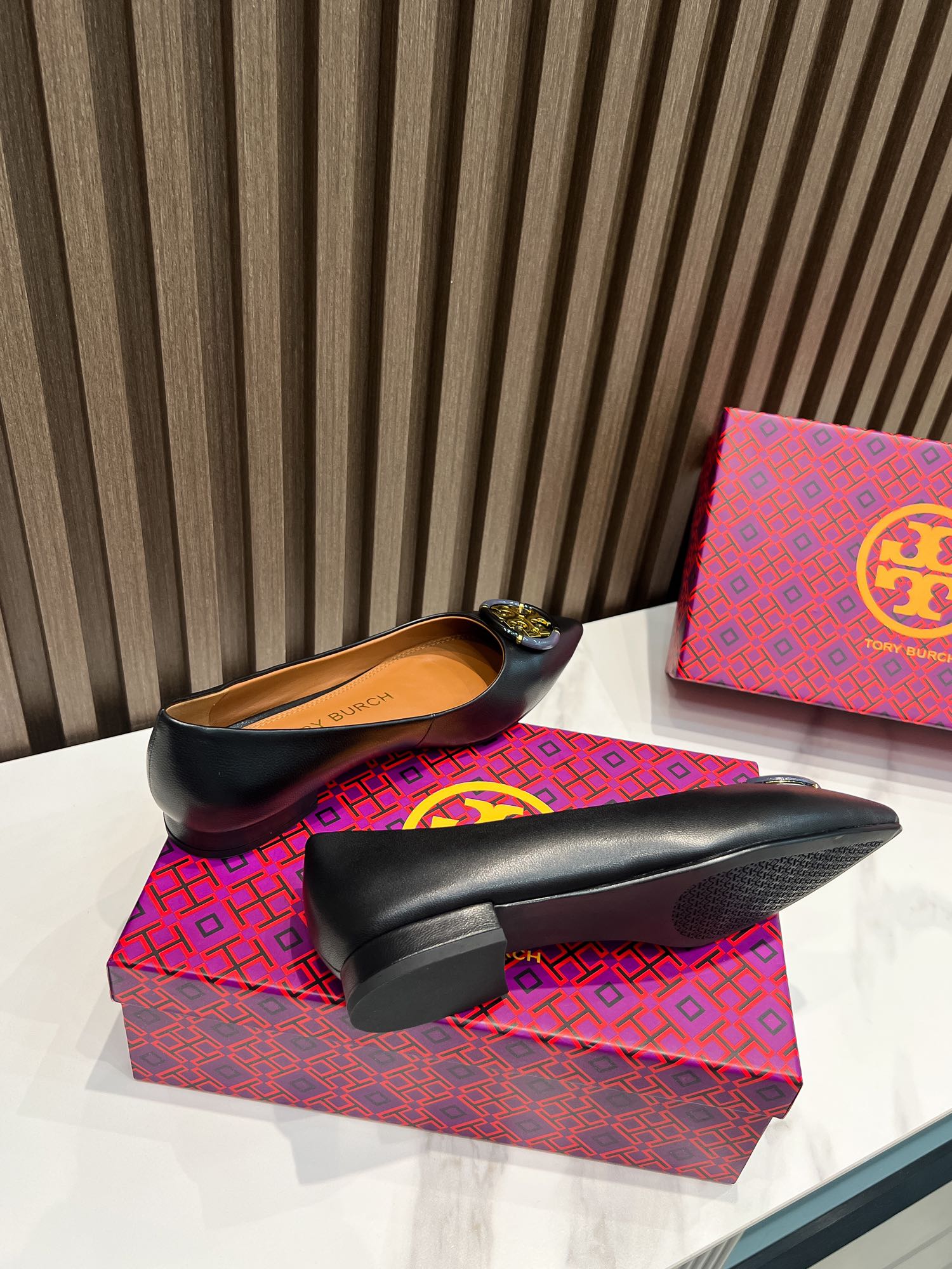 p200  汤丽柏琦Tory Burch ，全套包装加10元（配专柜原版布袋）
外贸订单新款跟鞋，单鞋，商务出行的最佳选择，跟高2.5cm,面料包跟，里外进口混种羊皮，古金金属扣，上脚超舒适，35一41码
