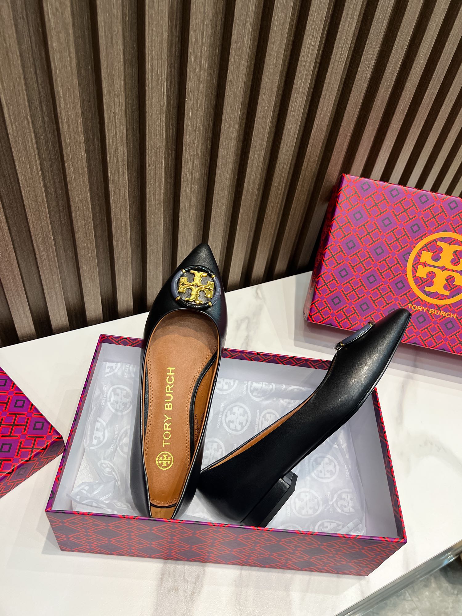 p200  汤丽柏琦Tory Burch ，全套包装加10元（配专柜原版布袋）
外贸订单新款跟鞋，单鞋，商务出行的最佳选择，跟高2.5cm,面料包跟，里外进口混种羊皮，古金金属扣，上脚超舒适，35一41码