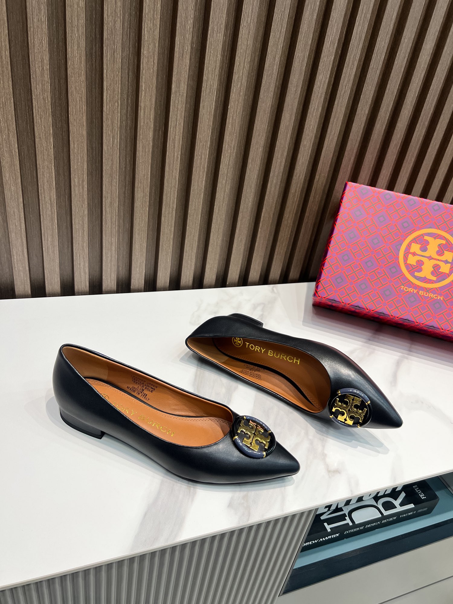p200  汤丽柏琦Tory Burch ，全套包装加10元（配专柜原版布袋）
外贸订单新款跟鞋，单鞋，商务出行的最佳选择，跟高2.5cm,面料包跟，里外进口混种羊皮，古金金属扣，上脚超舒适，35一41码