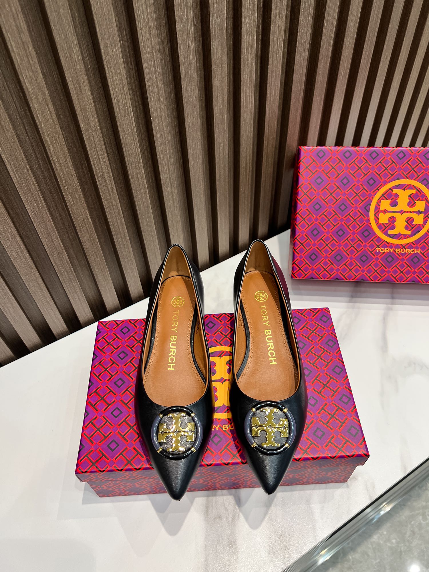 p200  汤丽柏琦Tory Burch ，全套包装加10元（配专柜原版布袋）
外贸订单新款跟鞋，单鞋，商务出行的最佳选择，跟高2.5cm,面料包跟，里外进口混种羊皮，古金金属扣，上脚超舒适，35一41码