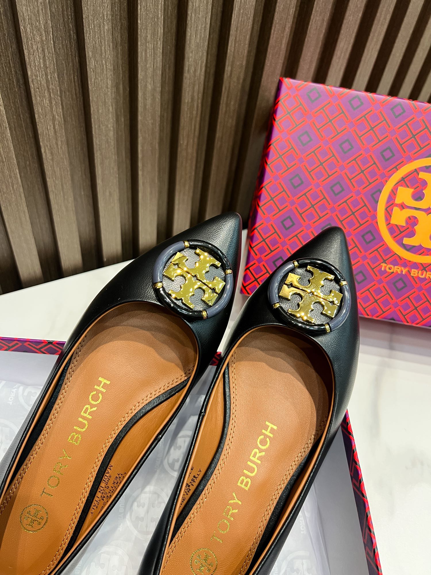 p200  汤丽柏琦Tory Burch ，全套包装加10元（配专柜原版布袋）
外贸订单新款跟鞋，单鞋，商务出行的最佳选择，跟高2.5cm,面料包跟，里外进口混种羊皮，古金金属扣，上脚超舒适，35一41码