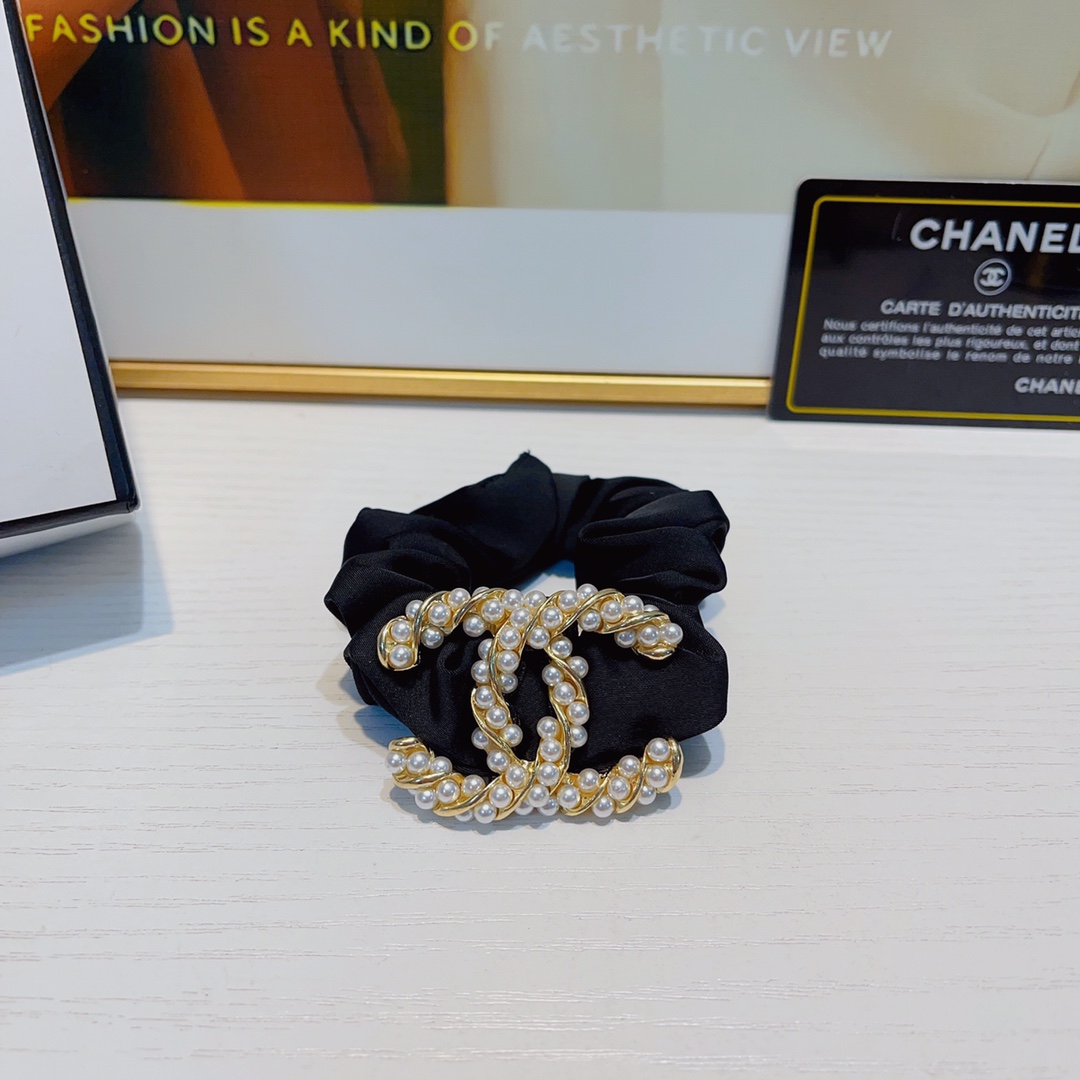 NO:280510,Chanel Xiaoxiang Chanel rubber band retro pearl logo rubber band hair ring daily exquisite items Temperament versatile little fairy must-have items Treasure style Close eyes recommended (single) hair accessories, hairpins, chanel, hairpins19860909Chanel小香 Chanel皮筋 复古珍珠logo皮筋发圈 日常精致小单品 气质百搭小仙女必入单品 宝藏款 闭眼入推荐款（单个）发饰,发夹,chanel,hairpins,accessory