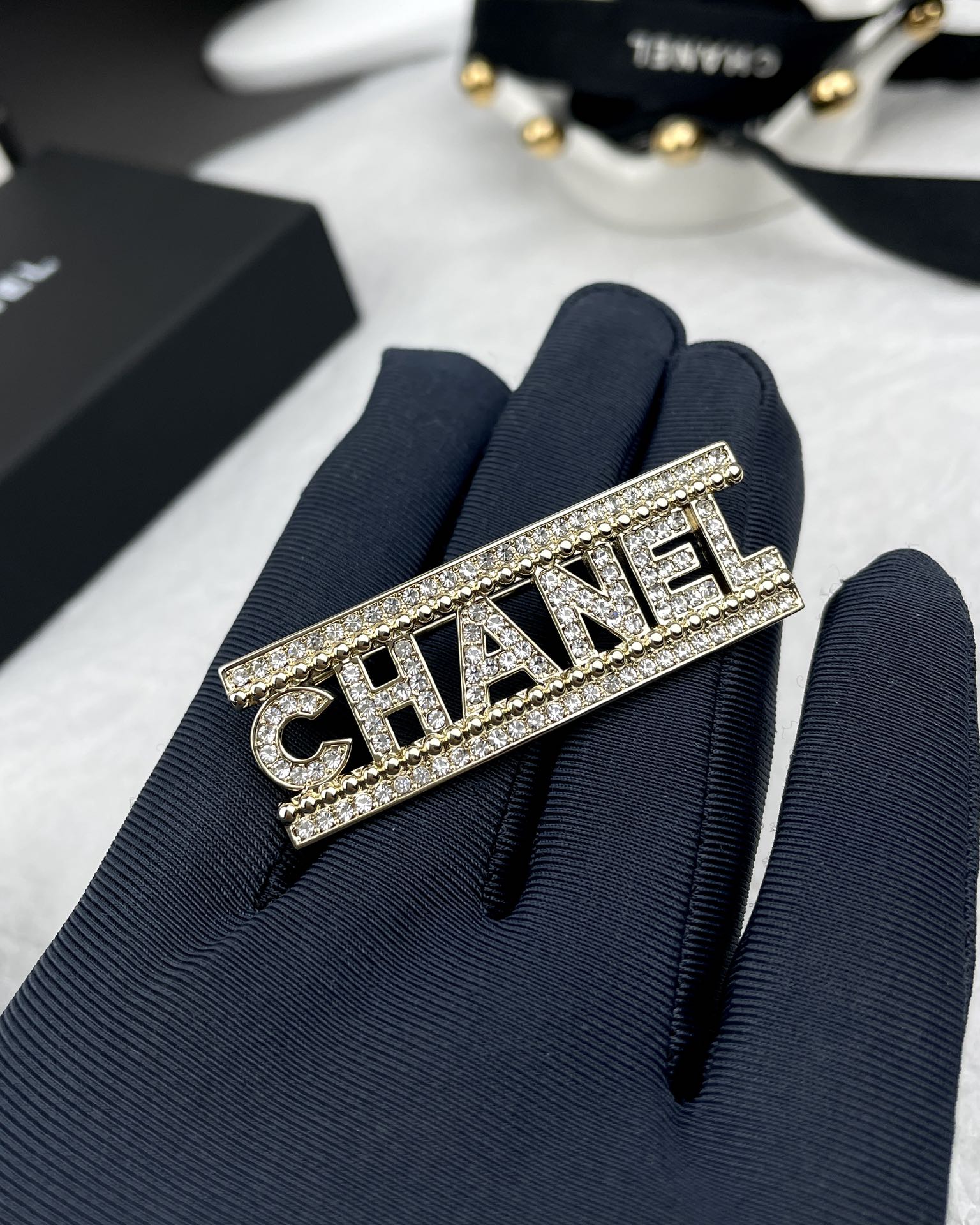 NO:100834,Xiaoxiang new style square brand full diamond letter brooch, Chanel brooch, chanel, brooch, breastpin19860909小香新款 方牌满钻 字母胸针,香奈儿胸针,chanel,brooch，breastpin,Jewelry