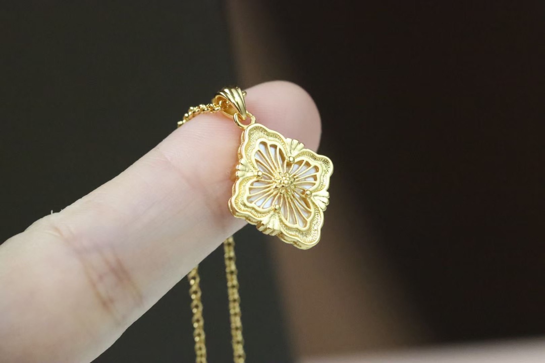 NO:101093,Bucilati Palace style four-leaf clover double-sided clavicle necklace Opera Tulle series, inlaid with white shells, blending Bucilati's iconic elements and colorful gemstones. The design draws on the outline of the dome of the Roman four fountains, the rose window above the main entrance of Busca's castle, and the decorative pattern on the top of the column of the Doge of Venice's Doge. The chain length can be adjusted by 41cm-44cm (adjustable), Bucila, necklace19860909布契拉提 宫廷风四叶草双面 锁骨项链 Opera Tulle系列作品,镶嵌白贝、融合了布契拉提的标志性元素与彩色宝石,设计分别借鉴了罗马四喷泉圣卡罗教堂穹顶的轮廓、布斯卡的城堡主入口上方的玫瑰花窗、以及威尼斯总督宫柱顶的装饰图案. 链长可调节41cm-44cm（可调节）,布契拉,necklace,Jewelry