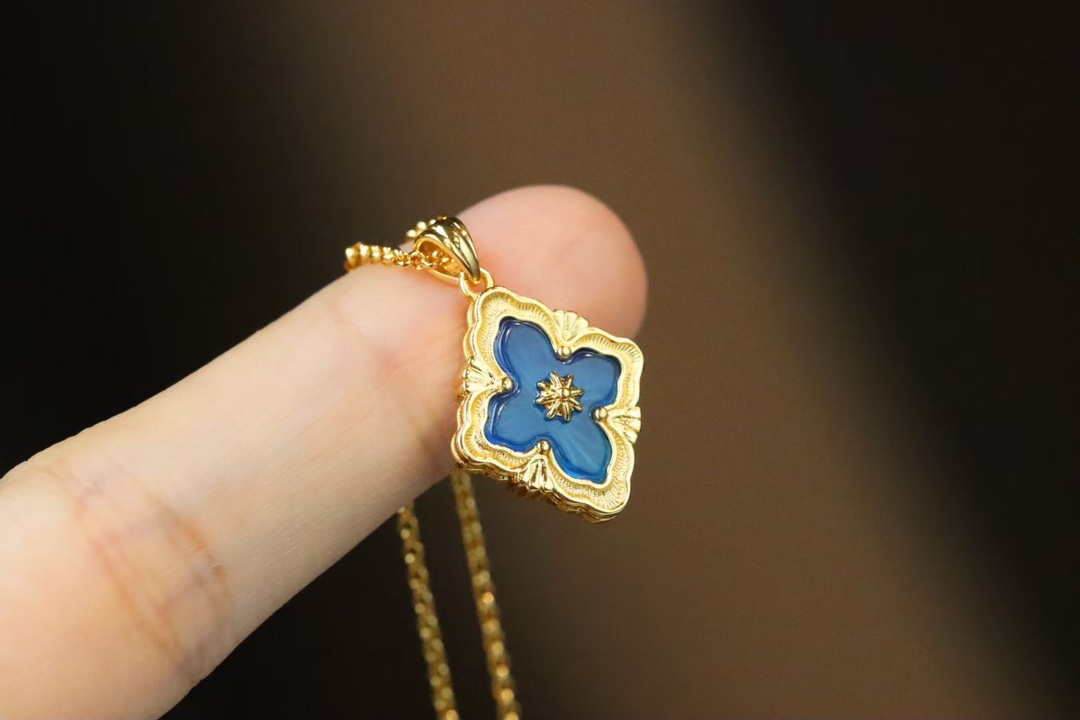 NO:101095,Bucilati Palace style four-leaf clover double-sided clavicle necklace Opera Tulle series of works, inlaid with blue agate, blending Bucilati's iconic elements and colorful gemstones. The design draws on the outline of the dome of the Roman four fountains, the rose window above the main entrance of Busca's castle, and the decorative pattern on the top of the column of the Doge of Venice's Doge. The chain length can be adjusted by 41cm-44cm (adjustable), Bucila, necklace19860909布契拉提 宫廷风四叶草双面 锁骨项链 Opera Tulle系列作品,镶嵌蓝玛瑙、融合了布契拉提的标志性元素与彩色宝石,设计分别借鉴了罗马四喷泉圣卡罗教堂穹顶的轮廓、布斯卡的城堡主入口上方的玫瑰花窗、以及威尼斯总督宫柱顶的装饰图案. 链长可调节41cm-44cm（可调节）,布契拉,necklace,Jewelry