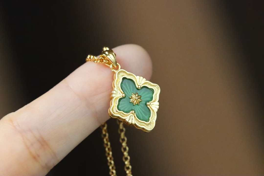 NO:101097,Bucilati Palace style four-leaf clover double-sided clavicle necklace Opera Tulle series of works, inlaid with blue agate, blending Bucilati's iconic elements and colorful gemstones. The design draws on the outline of the dome of the Roman four fountains, the rose window above the main entrance of Busca's castle, and the decorative pattern on the top of the column of the Doge of Venice's Doge. The chain length can be adjusted by 41cm-44cm (adjustable), Bucila, necklace19860909布契拉提 宫廷风四叶草双面 锁骨项链 Opera Tulle系列作品,镶嵌蓝玛瑙、融合了布契拉提的标志性元素与彩色宝石,设计分别借鉴了罗马四喷泉圣卡罗教堂穹顶的轮廓、布斯卡的城堡主入口上方的玫瑰花窗、以及威尼斯总督宫柱顶的装饰图案. 链长可调节41cm-44cm（可调节）,布契拉,necklace,Jewelry