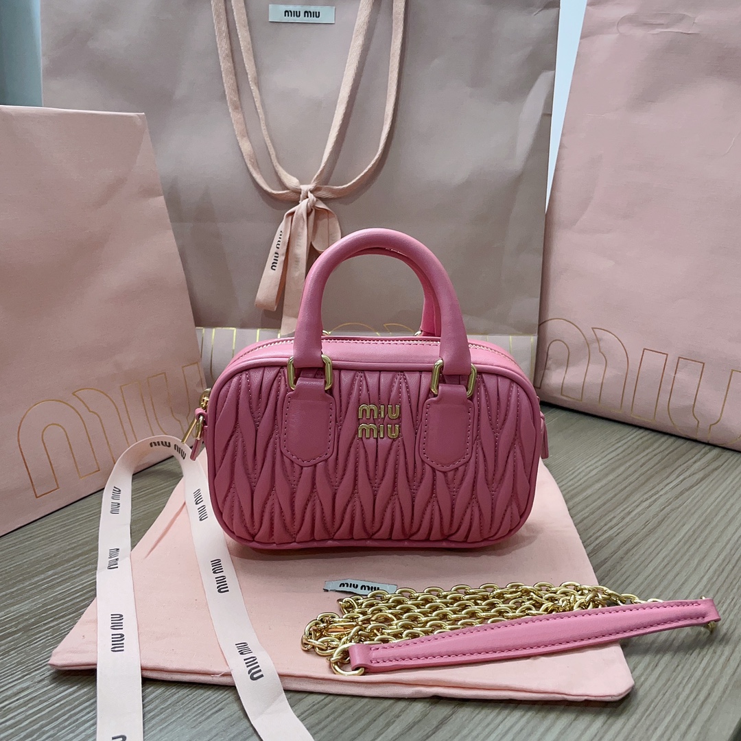 NO:201466,Genuine grade 5BMiuMiu's new too pretty bowling handbag, using imported lambskin classic brand iconic Matelasse texture embroidery, retro matte hardware, retaining the playful feeling it should have. The overall shape of the bag is firm and stylish, full of personality, sweet or salty, and has a capacity of shiny. Almost everyone has one of the major fashion owners. It is popular as much as the previous MiuWander. There are many colors, three sizes, mini size 17X10.5X5CM, with original packaging, MIUMIU, miumiu, sheepskin19860909正品级 5BMiuMiu新品too pretty保龄球手袋,采用进口小羊皮经典品牌标志性Matelasse纹理绣花,复古磨砂五金,保留了应有的俏皮感,包型整体硬挺有型,充满个性,可甜可盐,容量可光,各大时尚搏主几乎人手一个,火爆程度不亚于之前的MiuWander,颜色多多,三个尺寸,迷你尺寸17X10.5X5CM,配原版包装,MIUMIU,miumiu,sheepskin,Bag