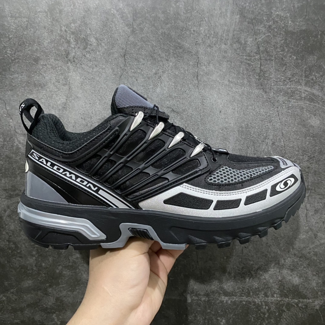 【绿X版】Salomon ACS Pro Advanced 萨洛蒙复古潮流户外机能登山功能跑鞋 黑白纯原外贸平台特供订单 耗时半年巨作全套原纸板楦头开发 原厂特供网布配套加持确保原汁原味 完美呈现版型 原档数据独家私模五层组合大底男女鞋同步官方开发至46.5 原装Ortholite轻量化鞋垫 中底布带钢印编号 原厂TPU锁扣 进口港宝加持 后跟自然饱满 还原公司包裹性 鞋面以“锯齿”状的包裹系统呈现 在基色底之下加入了各种色点缀 将公司的最新技术和时尚前卫的造型融入耐用的长跑款式中 鞋面由 TPU 薄膜制成 并焊接在高耐磨网眼上 使其既时尚又坚固 由 ACS底盘支撑 可增强稳定性和支撑力 以及由橡胶凸耳 Contragrip外底覆盖的 EVA 缓冲中底 旨在应对崎岖的地形 鞋舌上的彩色Salomon 标签、Quicklace 系统以及鞋头、鞋舌和鞋跟上的附加品牌使细节更加完美 让穿着者可以轻松驾驭户外与通勤下的任何运动生活场景 无缝鞋身户外随意纵横 颜值与脚感兼备 出街通勤 绝对非常吸睛 你值得拥有  尺码：36 36.5 37.5 38 38.5 39 40 40.5 41 42 42.5 43 44 44.5 45 46 46.5-莆田鞋批发中心