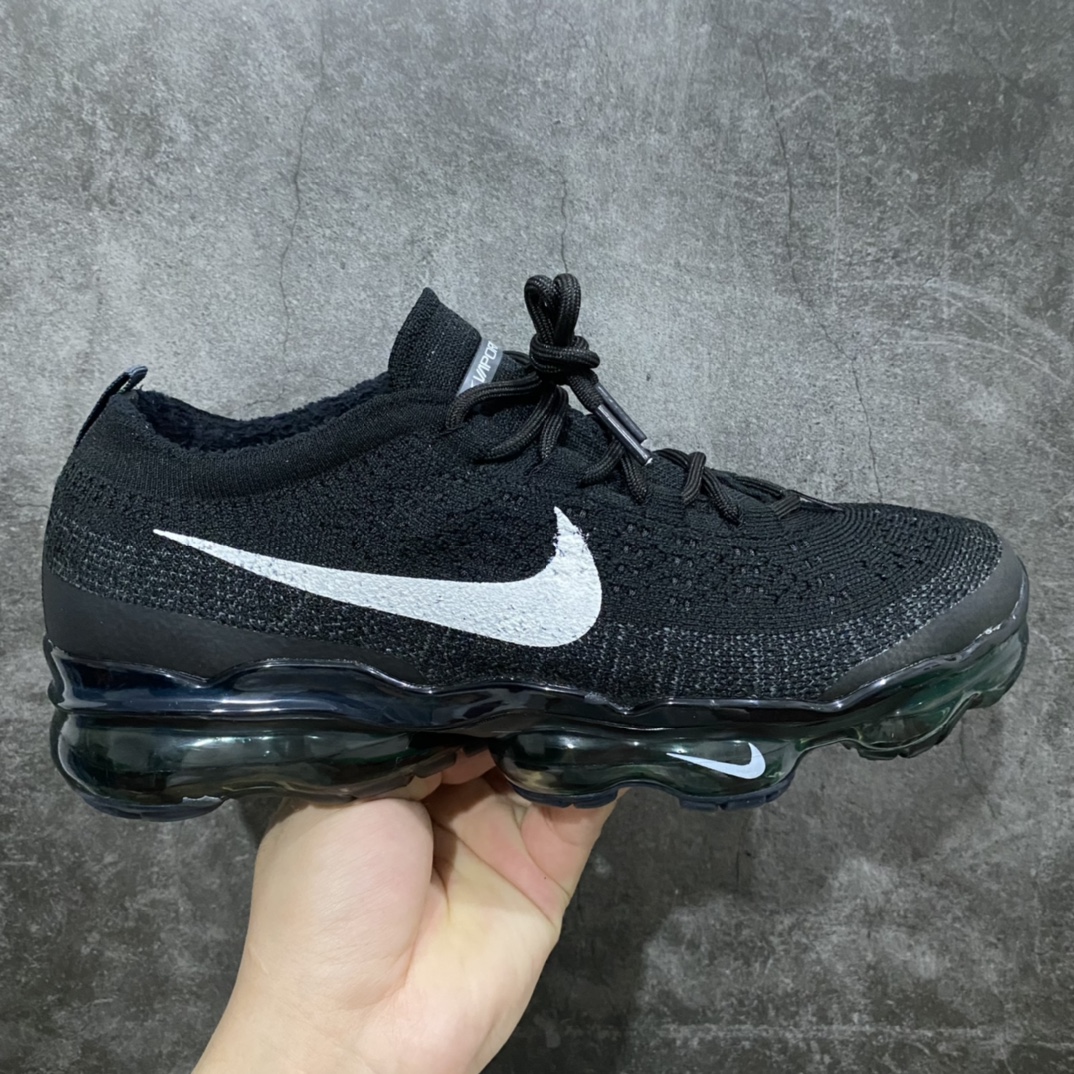 【YH版】Nike Air VaporMax Flyknit 耐磨 黑白低帮跑步鞋出货 货号:DV6840-002Nike气垫慢跑鞋，极致用心独立开发‼️n氮气充压原底气垫，进口针车机台 一针一线校准公司，完美还原度 ‼️原厂高频字体，鞋垫上印有耐克的风车标志，全长VaporMax鞋底单元两侧和外侧前脚掌上的Swoosh 标志完善了设计，区别市面印刷版字体，鞋型完美无解，随意乱 区别市面真标 欢迎对比n 尺码：35.5 36 36.5 37.5 38 38.5 39 40 40.5 41 42 42.5 43 44 44.5 45 46 47.5-莆田鞋批发中心