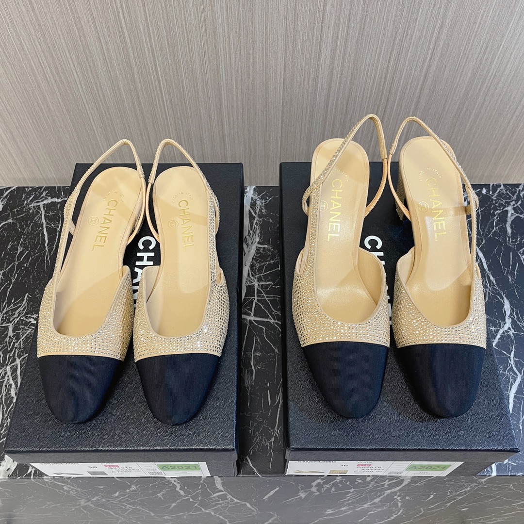 NO:558805,Chanel - the latest rhinestone thick heel side hollow sandals for spring and summer, fashionable catwalk style, fully ironed diamond upper, hollow toe cap style on the inside, 1.5cm flat heel/6.5cm thick heel with small logo embellishment, a fashionable interpretation!  How to match the series to look good!  Original custom-made wood-colored leather outsole, super flash hot diamond/sheepskin surface, goatskin lining for feet... 35-40 (34, 41 customized, non-refundable). Matching packaging: flat heels/thick heels, sandals, chanel, sandals, sheepskin, Leather soles19860909Chanel——春夏季最新水钻粗跟侧空凉鞋 时尚走秀款 全烫钻鞋面,内侧空包头风格,1.5cm平跟/6.5cm粗跟小logo点缀,演绎时尚！怎么搭怎么好看系列！ 原版定制原木色真皮大底,超闪烫钻/羊皮面,山羊皮内里垫脚…… 35—40(34、41定做不退换) 配套包装平跟/粗跟,凉鞋,chanel,sandals,sheepskin,Leather soles,Women's Shoes