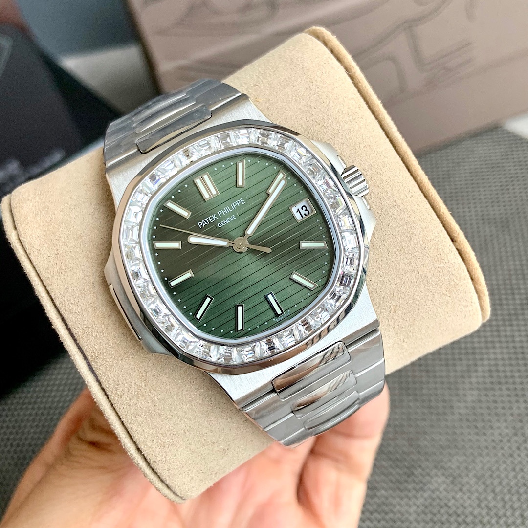 NO:388074,Purchase Patek Philippe Nautilus (Nautilus) sky-high 'Steel King' has a strong structure and unique personality. The ring mouth is inlaid with natural Mossanite diamonds 'Mossanite diamonds' have a hard density and no color change, purer and brighter  The authoritative national inspection agency issued a GTC diamond inspection certificate. The luxurious and connotational 5711 stainless steel watch. Although it does not have too much time function, its sporty design from the inside out is self-evident. However, this watch is definitely not only suitable for sports, but also stable and low-key design. It is also outstanding in daily wear. So today, the four-eye play watch brings the blue dial model in this ultimate version of Nautilus 5711. The 40MM diameter is 8.8MM thick, and the size is very close to the original. The filling of the super-strong scale luminous hand is light green. The ultimate version of the English font below the 12 o'clock scale is corrected again, the font should be larger and the font is clearer. Secondly,  The calendar window before the calendar part is smaller than the original font including the calendar, and the calendar display will have the font right. The ultimate version of the calendar window this time, including the font, the font should be slightly larger and the font is centered, and there is no problem of calendar deviation. These are the literal upgrades. The bottom cover of the watch adopts a transparent back design, and the movement is equipped with the top replica revised Cal.324 movement, and the movement structure is more in line with the original structure. Currently, the only Patek Philippe Cal.324 movement has been corrected in the balance wheel direction, and the balance wheel of the base movement has been removed. The plywood has been carefully polished, and the Geneva corrugated workmanship is finely made, the chicken blood gem is more bright and bright, and it is stable and reliable when walking.,,patek  philippe19860909批 百达翡丽Nautilus（鹦鹉螺）天价“钢王”结构坚固、个性独特,圈口镶嵌天然莫桑钻石“莫桑钻”密度坚硬 不变色 更纯净更闪亮 权威国检机构出具GTC钻石检验证书.奢华而有内涵5711不锈钢腕表,虽然没有过多的计时功能,但是它由内而外的运动设计感是不言而喻的.但是这款表绝对不仅仅只适合运动,稳重低调的设计,在日常佩戴,也是非常出众的.那么今天四眼玩表带来的是这款终极版本的鹦鹉螺5711中的蓝色表盘款.40MM的表径厚度8.8MM,尺寸上和原版是非常接近的.超强刻度夜光指针的填充是带有淡淡的绿色.12点钟刻度下方的英文字体终极版再次修正,字体要大一些并且字体更加清楚.其次日历部分之前的日历窗口是要小于原版的包括日历的字体,而且日历显示个别会出现字体偏右的情况.终极版这次的日历窗口包括字体相要稍微大一些并且字体显示居中,并没有出现日历偏差的问题.这些是字面的升级部分.腕表底盖采用背透设计,机芯搭载顶级复刻修正版Cal.324机芯,机芯构造更符合原装结构,目前唯一修正了摆轮方向的百达翡丽Cal.324机芯,剔除底层基础机芯摆轮.夹板经过细致打磨处理,日内瓦波纹做工细致,鸡血色宝石更加鲜艳亮丽,走时稳定靠谱.,,patek philippe,Watch