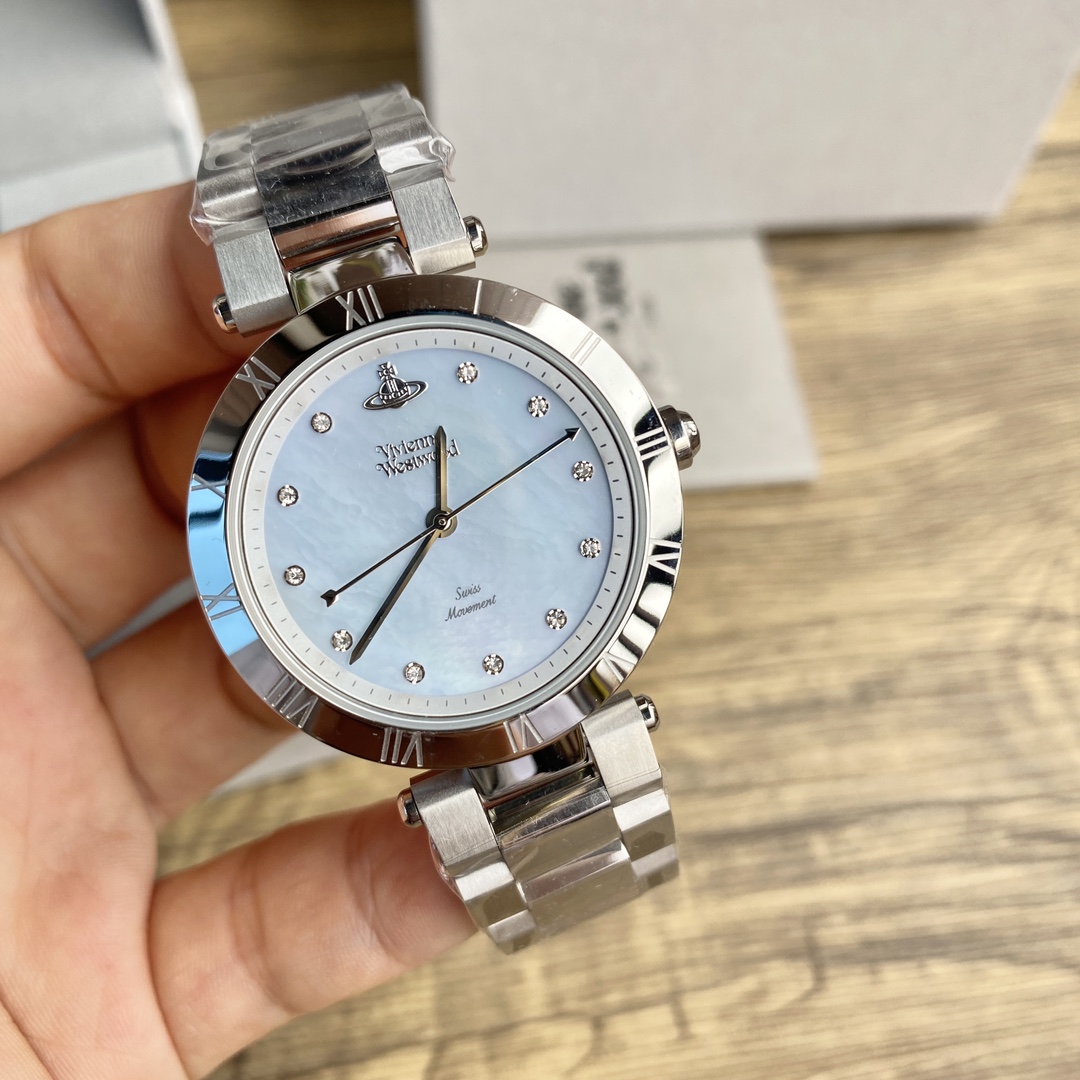 NO:157424,Vivienne westwood Queen Mother Xi watch, 11 diamond decorations inlaid with scales, the softness of the Fritillar dial and the stainless steel bezel can change its brightness in the sun. The high-quality queens are both steel and soft, 30 meters of waterproof life, 35MM outer diameter, first-hand spot,19860909Vivienne westwood 薇薇安西太后手表,11颗钻饰镶嵌刻度,贝母表盘的柔配上精钢表圈,在阳光下能变幻出璀璨的光彩,优质女王都是钢柔并济的,30米生活防水,外径35MM,一手现货,,Watch