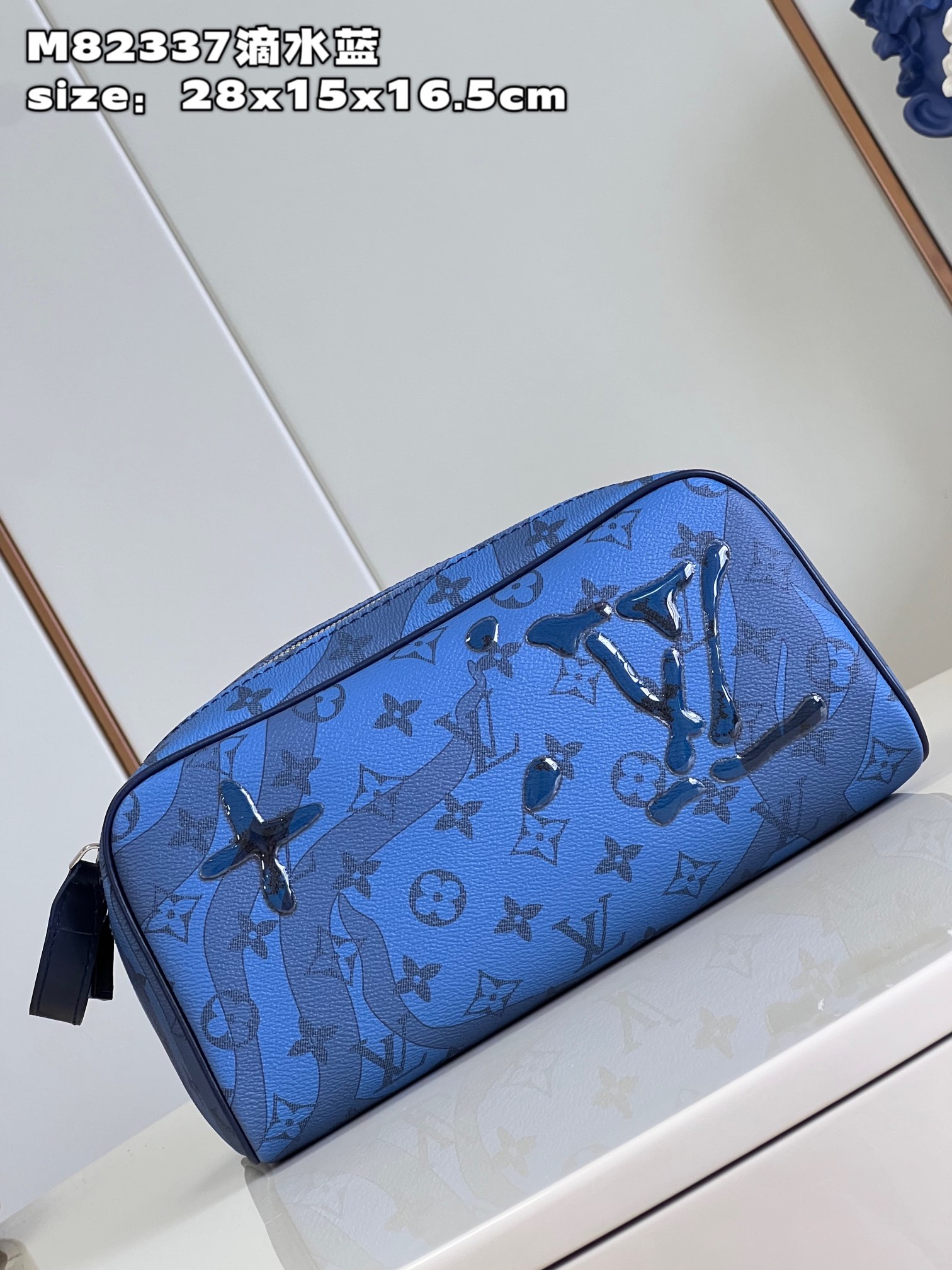 NO:400347,【Exclusive real photo M8233 Drops of Water Blue】This Dopp Kit washbasket uses Monogram Aquagarden canvas, which reinterprets LV letters and Monogram flowers with three-dimensional water drops, as if sprinkled on the Monogram pattern and seaweed prints. The double zippers provide safe storage and are paired with a washable lining. Size28x15x16.5cm (length x height x width) SS.,LV [original leather],louis vuitton19860909【独家实拍 M8233滴水蓝】本款 Dopp Kit 盥洗袋选用 Monogram Aquagarden 帆布,以立体水滴效果重绎 LV 字母和 Monogram 花卉,仿佛泼洒在 Monogram 图案和海藻印花之上.双拉链实现稳妥收纳,搭配可水洗内衬.size28x15x16.5cm(长度 x 高 x 宽) SS.,LV【原厂皮】,louis vuitton,Bag