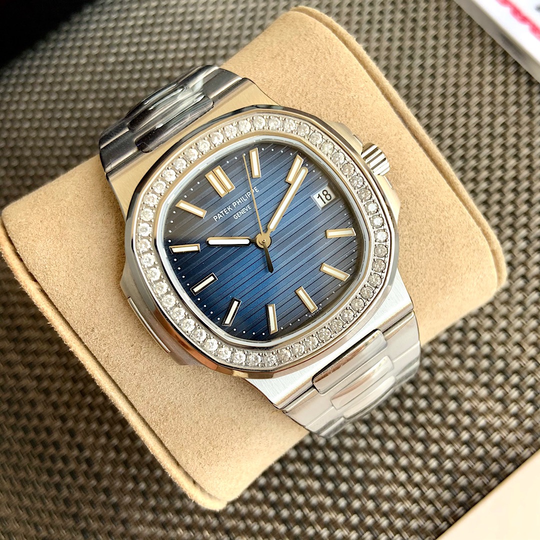 NO:388067,Purpose Patek Philippe Nautilus (Nautilus) 'Steel King' has a strong structure and unique personality. The ring mouth is inlaid with 'natural real diamonds' with hard density and does not change color, purer and brighter  The authoritative national inspection agency issued a GTC diamond inspection certificate. The luxurious and connotational 5713 stainless steel watch. Although it does not have too much time function, its sporty design from the inside out is self-evident. However, this watch is definitely not only suitable for sports, but also stable and low-key design. It is also outstanding in daily wear. So today, the four-eye play watch brings the blue dial model in this ultimate version of Nautilus 5713. The 40MM diameter is 8.8MM thick, and the size is very close to the original. The filling of the super-strong scale luminous hand is light green. The ultimate English font below the 12 o'clock scale is corrected again, the font should be larger and the font is clearer. Secondly,  The calendar window before the calendar part is smaller than the original font including the calendar, and the calendar display will have the font right. The ultimate version of the calendar window this time, including the font, the font should be slightly larger and the font is centered, and there is no problem of calendar deviation. These are the literal upgrades. The bottom cover of the watch adopts a transparent back design, and the movement is equipped with the top replica revised Cal.324 movement, and the movement structure is more in line with the original structure. Currently, the only Patek Philippe Cal.324 movement has been corrected in the balance wheel direction, and the balance wheel of the base movement has been removed. The plywood has been carefully polished, and the Geneva corrugated workmanship is finely made, the chicken blood gem is more bright and bright, and it is stable and reliable when walking.,,patek  philippe19860909批 百达翡丽Nautilus（鹦鹉螺）“钢王”结构坚固、个性独特,圈口镶嵌“天然真钻”密度坚硬 不变色 更纯净更闪亮 权威国检机构出具GTC钻石检验证书.奢华而有内涵5713不锈钢腕表,虽然没有过多的计时功能,但是它由内而外的运动设计感是不言而喻的.但是这款表绝对不仅仅只适合运动,稳重低调的设计,在日常佩戴,也是非常出众的.那么今天四眼玩表带来的是这款终极版本的鹦鹉螺5713中的蓝色表盘款.40MM的表径厚度8.8MM,尺寸上和原版是非常接近的.超强刻度夜光指针的填充是带有淡淡的绿色.12点钟刻度下方的英文字体终极版再次修正,字体要大一些并且字体更加清楚.其次日历部分之前的日历窗口是要小于原版的包括日历的字体,而且日历显示个别会出现字体偏右的情况.终极版这次的日历窗口包括字体相要稍微大一些并且字体显示居中,并没有出现日历偏差的问题.这些是字面的升级部分.腕表底盖采用背透设计,机芯搭载顶级复刻修正版Cal.324机芯,机芯构造更符合原装结构,目前唯一修正了摆轮方向的百达翡丽Cal.324机芯,剔除底层基础机芯摆轮.夹板经过细致打磨处理,日内瓦波纹做工细致,鸡血色宝石更加鲜艳亮丽,走时稳定靠谱.,,patek philippe,Watch