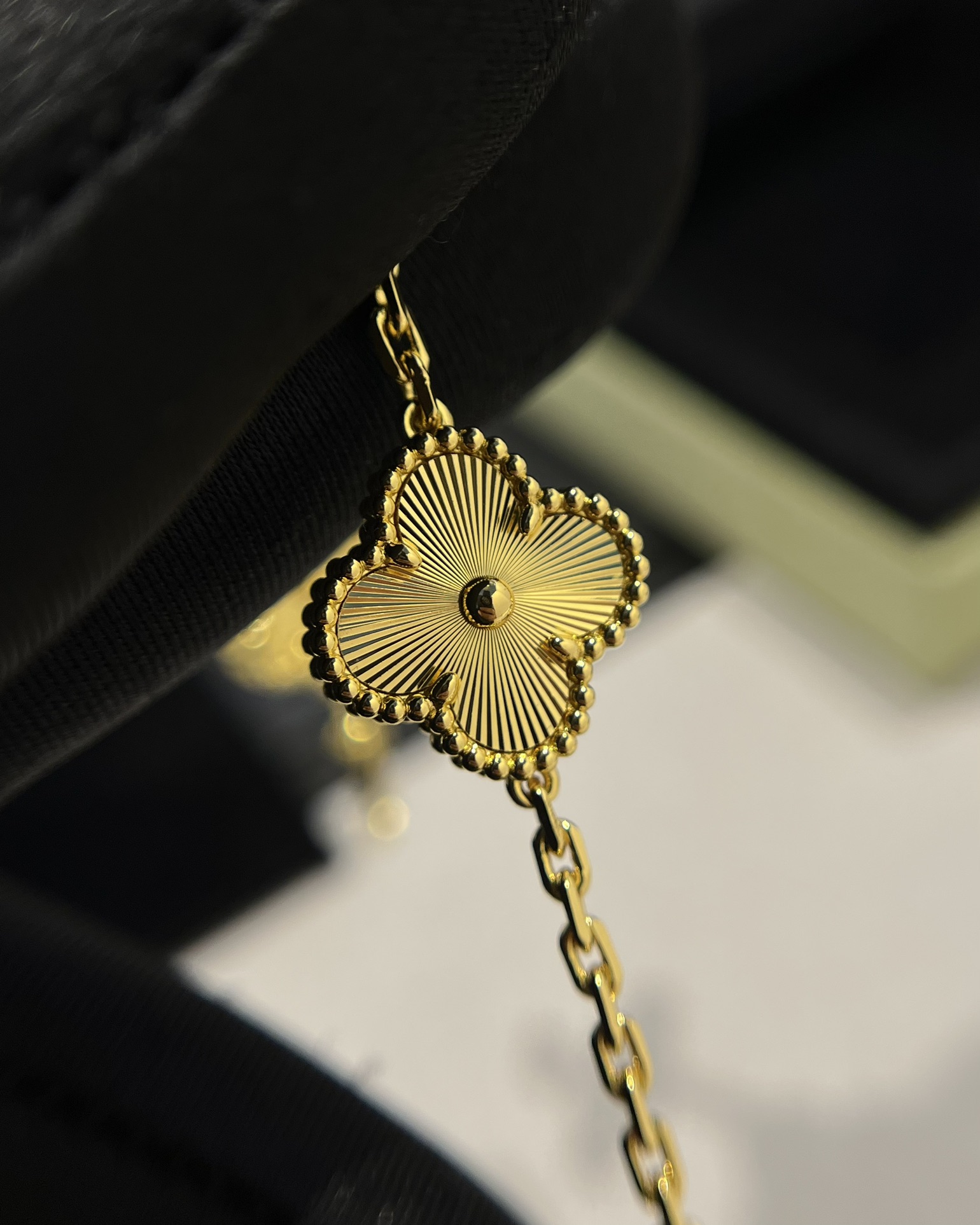  V金材质vca 镭射雕花片五花手链 黄金色
v金材质制作，工艺细腻，细节完美，持久保色！ 
完美CNC