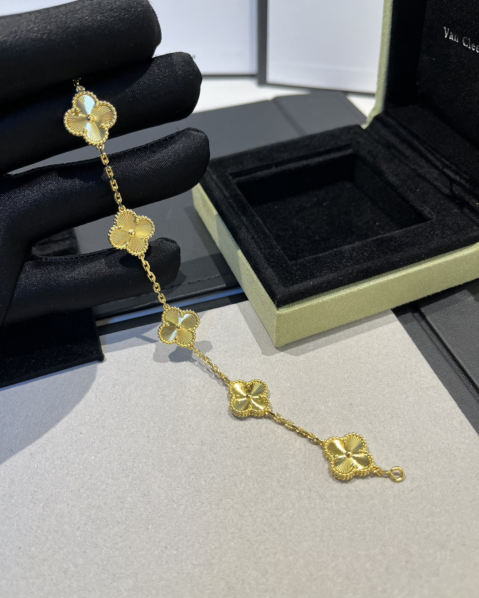  V金材质vca 镭射雕花片五花手链 黄金色
v金材质制作，工艺细腻，细节完美，持久保色！ 
完美CNC