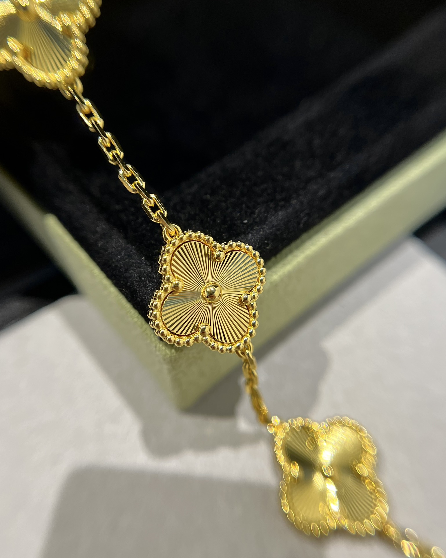  V金材质vca 镭射雕花片五花手链 黄金色
v金材质制作，工艺细腻，细节完美，持久保色！ 
完美CNC