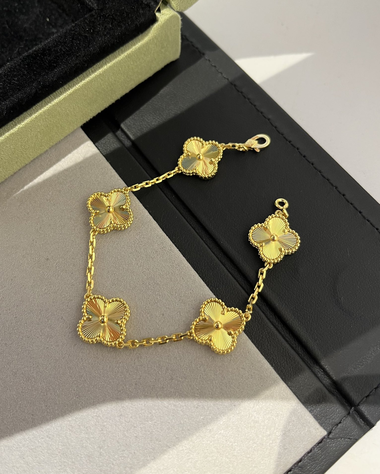 V金材质vca 镭射雕花片五花手链 黄金色
v金材质制作，工艺细腻，细节完美，持久保色！ 
完美CNC