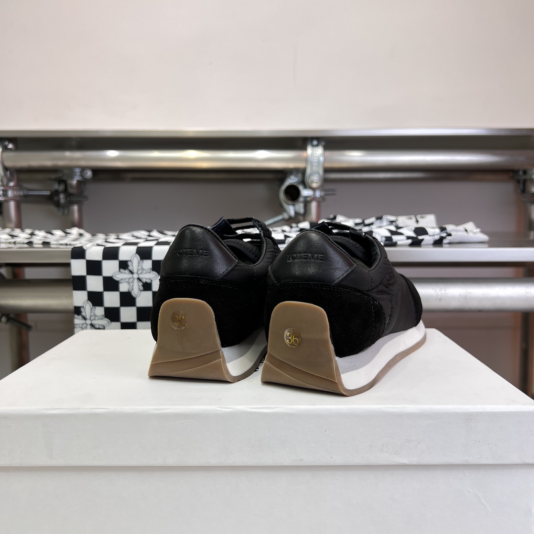 Toteme’s New Shoes: Comfortable, Stylish, and Luxurious Package Included - 图片 6