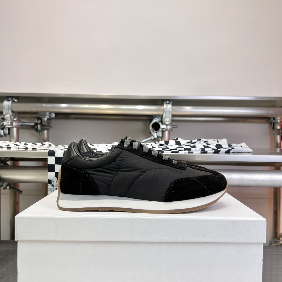 Toteme’s New Shoes: Comfortable, Stylish, and Luxurious Package Included - 图片 5