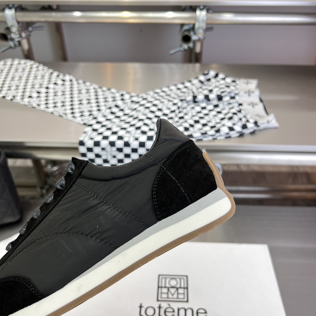 Toteme’s New Shoes: Comfortable, Stylish, and Luxurious Package Included - 图片 8