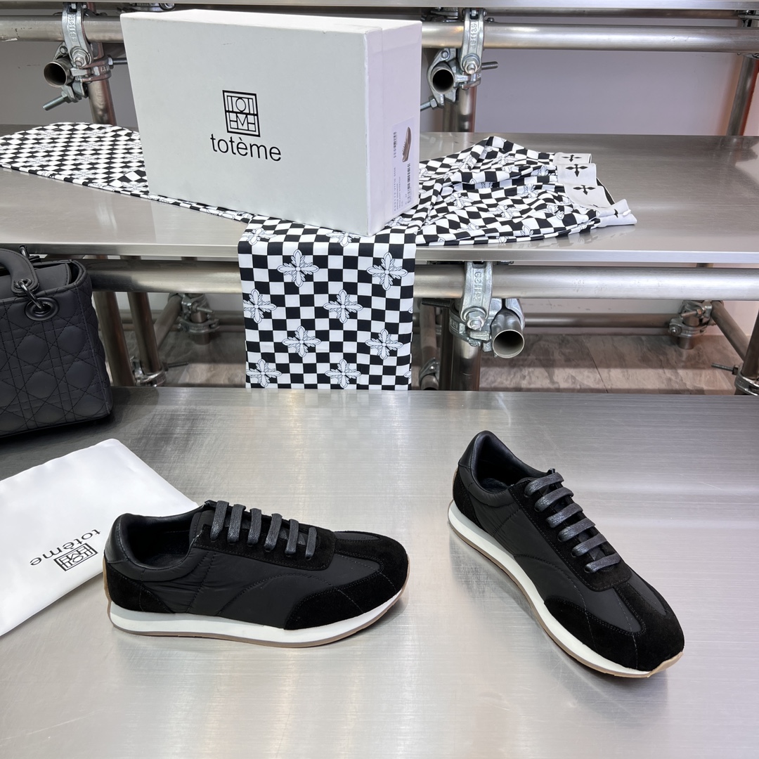 Toteme’s New Shoes: Comfortable, Stylish, and Luxurious Package Included - 图片 2