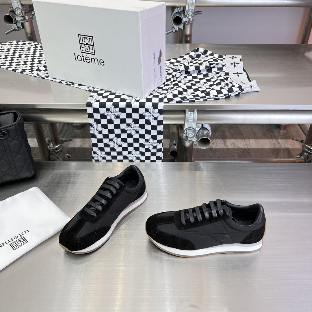 Toteme’s New Shoes: Comfortable, Stylish, and Luxurious Package Included - 图片 4