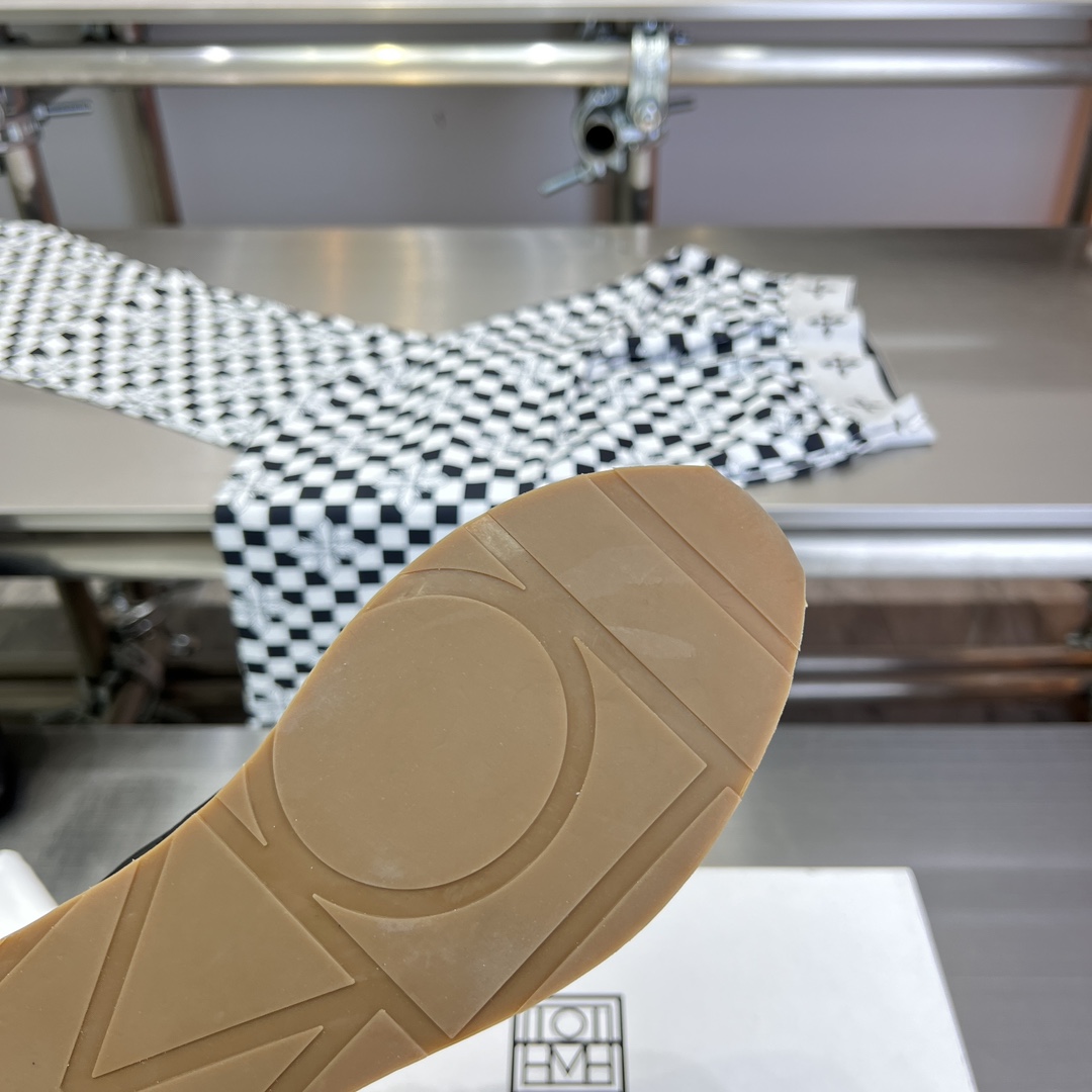 Toteme’s New Shoes: Comfortable, Stylish, and Luxurious Package Included - 图片 9