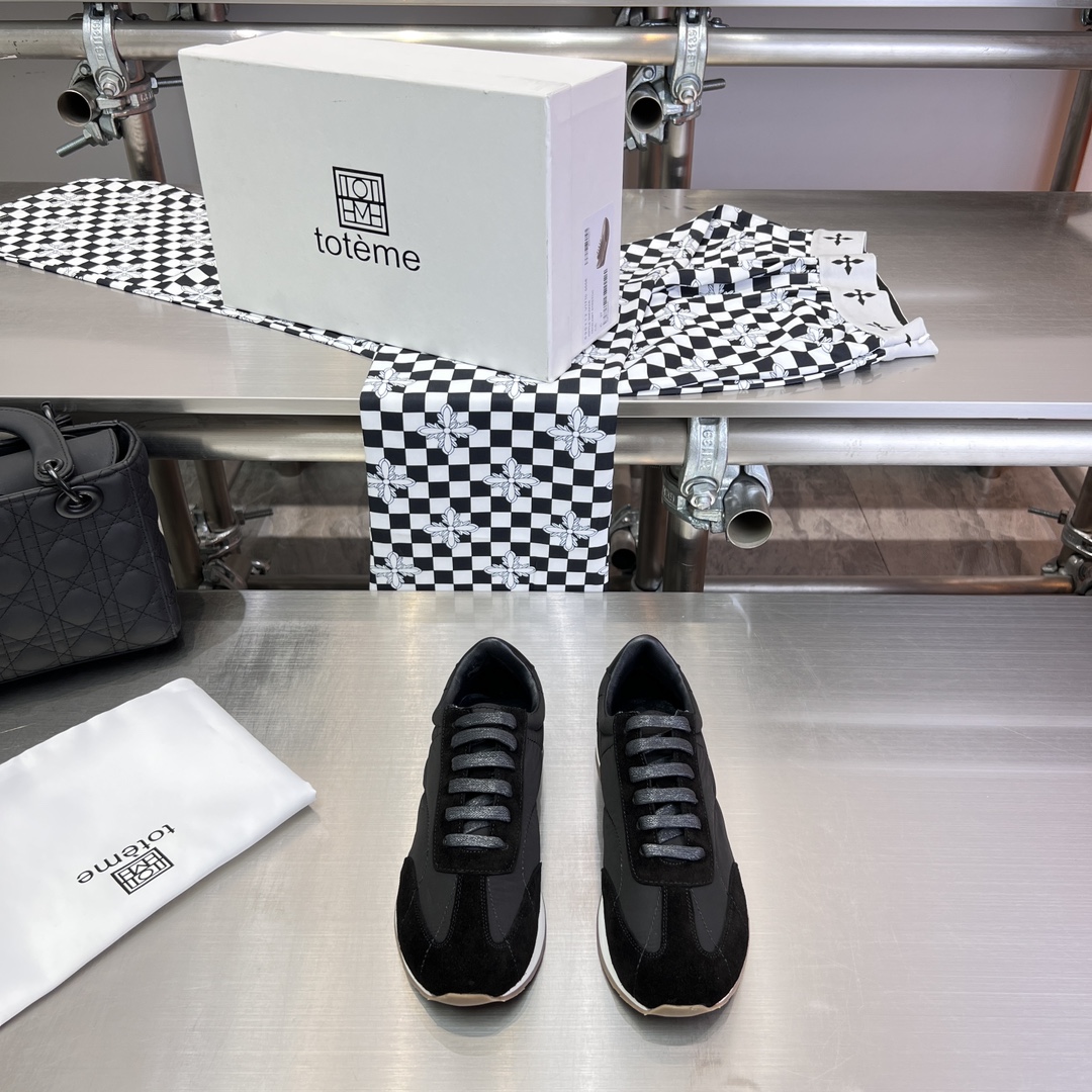 Toteme’s New Shoes: Comfortable, Stylish, and Luxurious Package Included - 图片 1