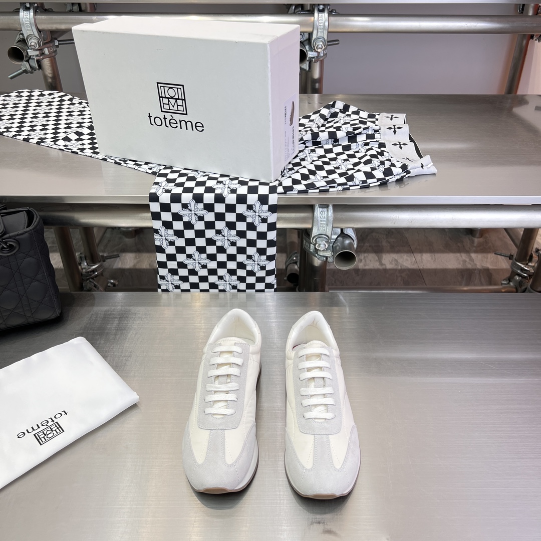 Toteme’s New Shoes: Comfortable Style with Calf Skin and Sheepskin Details - 图片 1