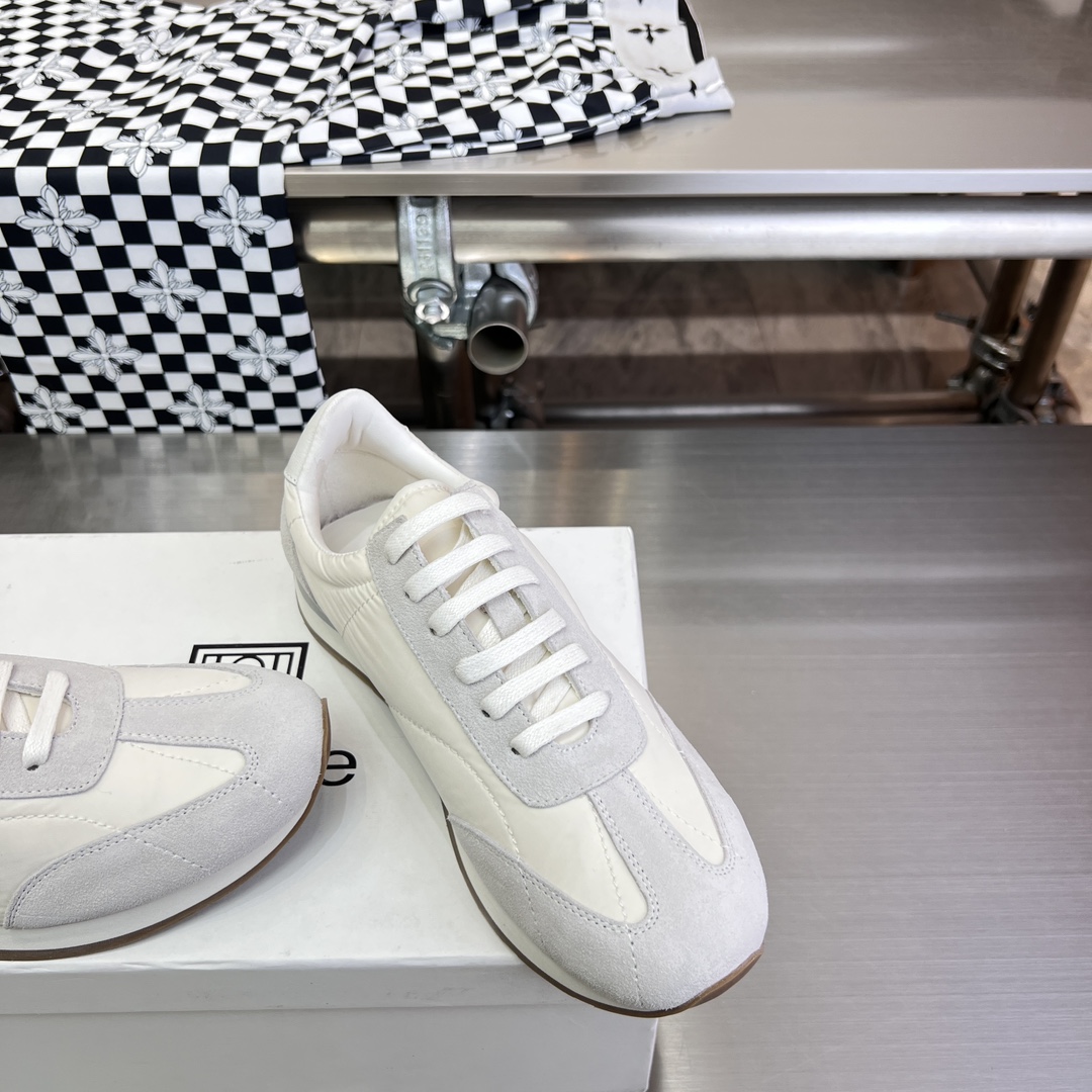 Toteme’s New Shoes: Comfortable Style with Calf Skin and Sheepskin Details - 图片 7