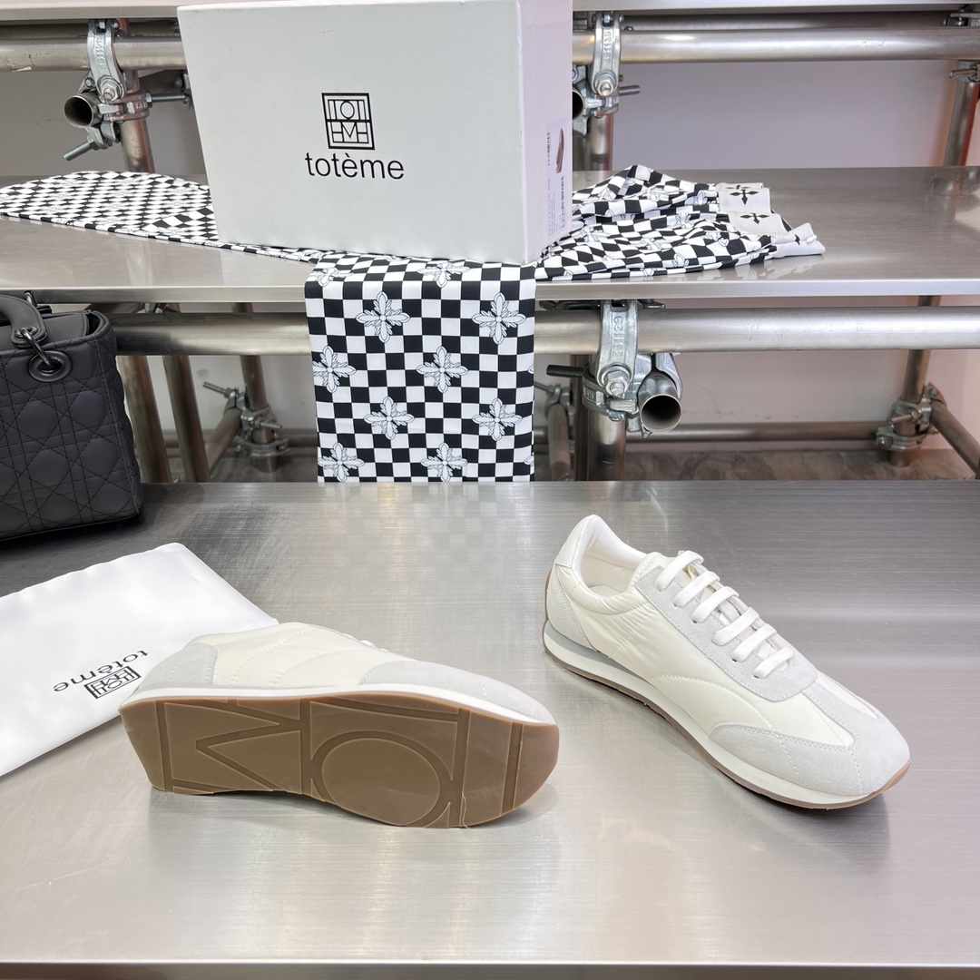 Toteme’s New Shoes: Comfortable Style with Calf Skin and Sheepskin Details - 图片 3