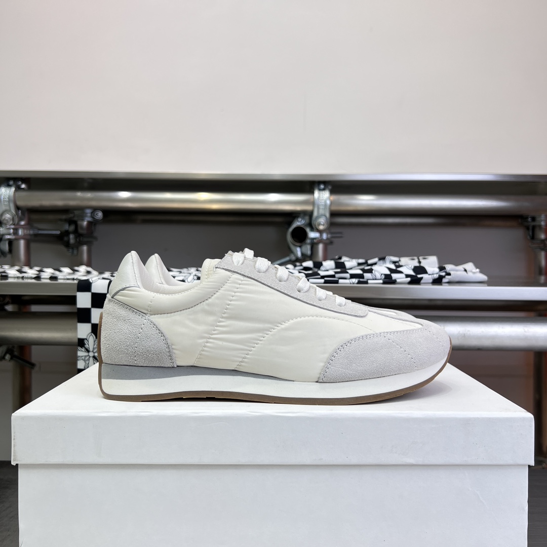 Toteme’s New Shoes: Comfortable Style with Calf Skin and Sheepskin Details - 图片 5