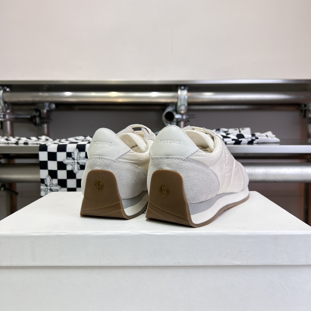 Toteme’s New Shoes: Comfortable Style with Calf Skin and Sheepskin Details - 图片 6