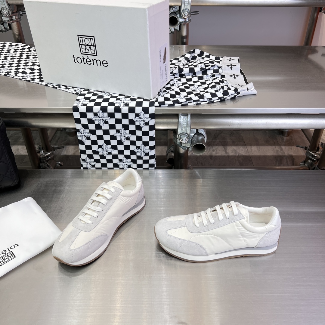 Toteme’s New Shoes: Comfortable Style with Calf Skin and Sheepskin Details - 图片 4