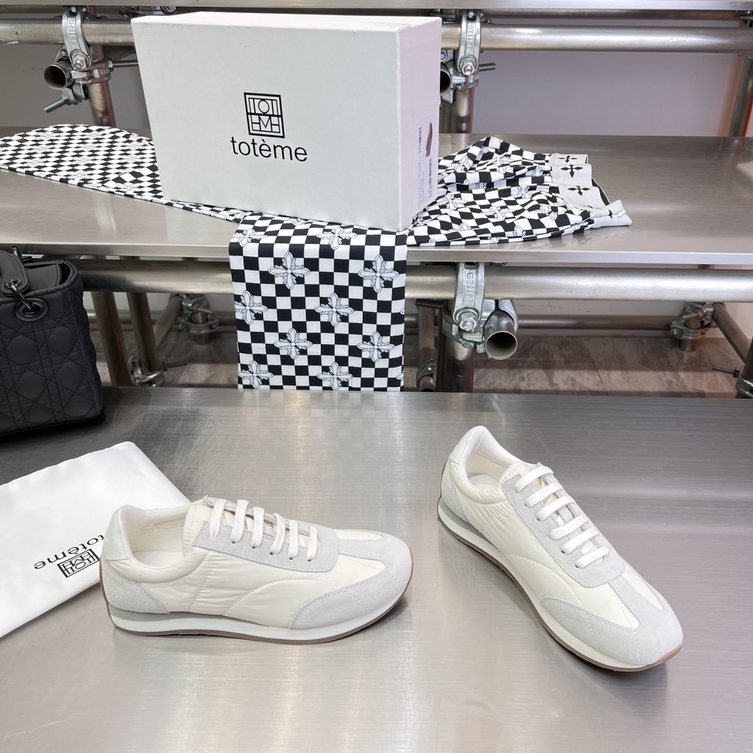 Toteme’s New Shoes: Comfortable Style with Calf Skin and Sheepskin Details - 图片 2