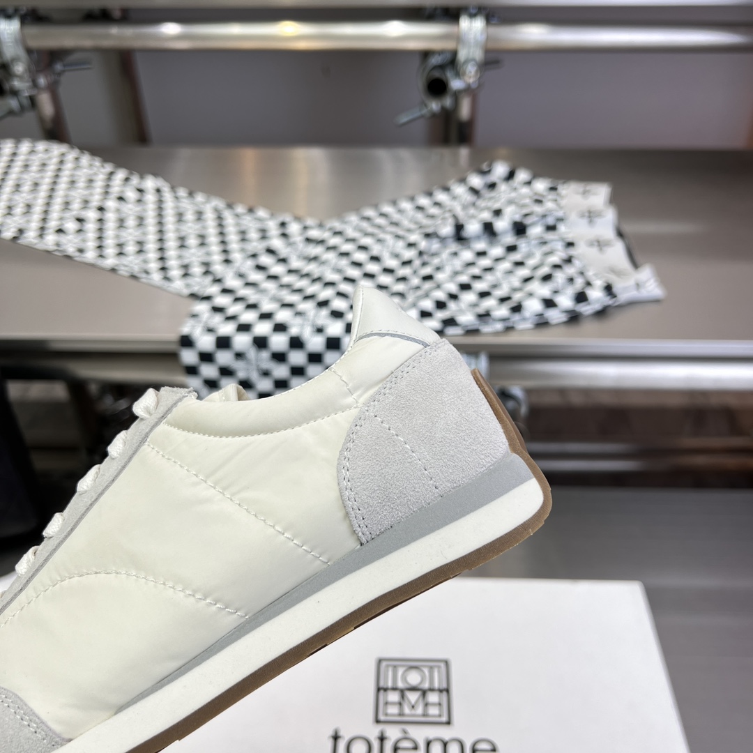 Toteme’s New Shoes: Comfortable Style with Calf Skin and Sheepskin Details - 图片 8