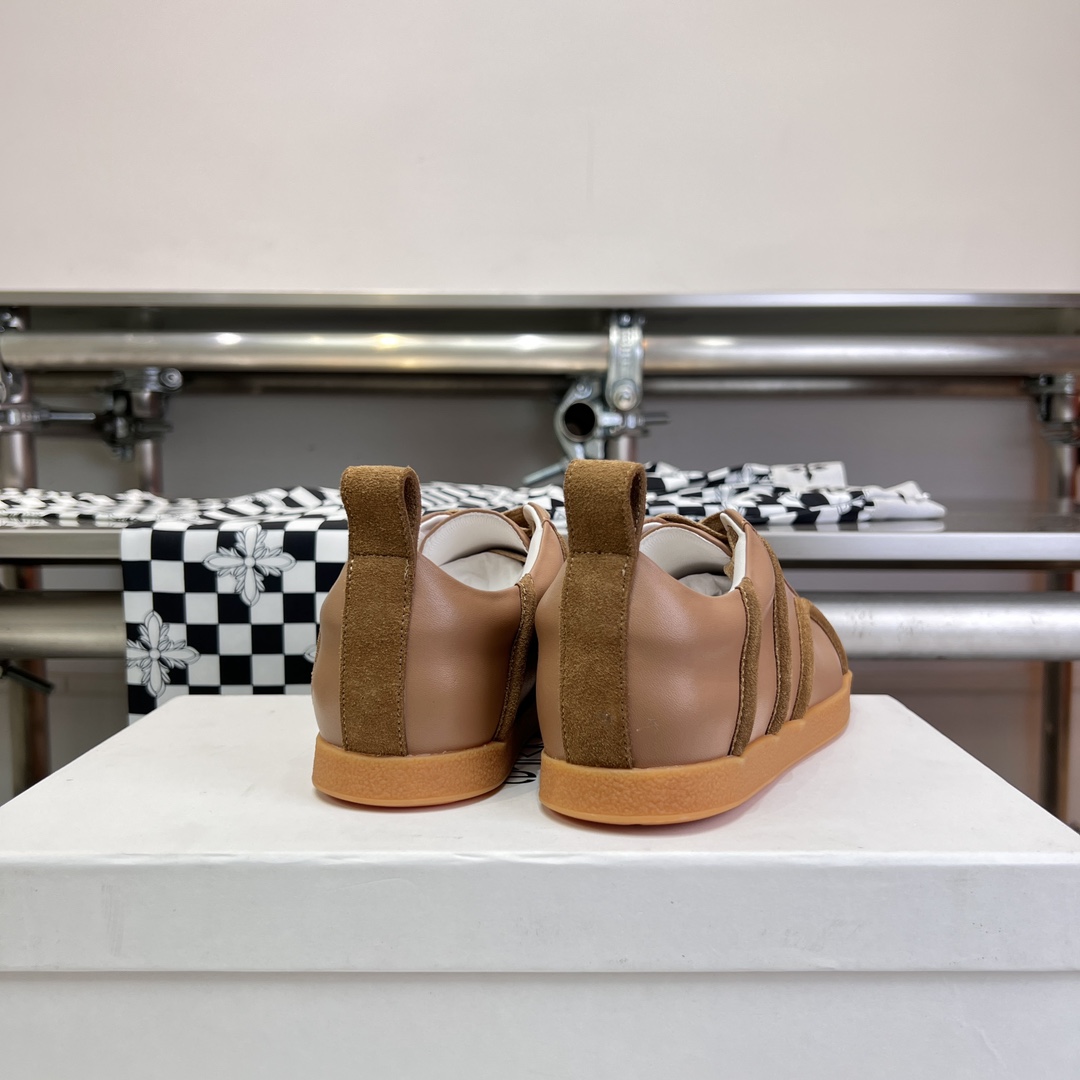 Toteme’s New Shoes: Comfortable Style with Calfskin and Sheepskin, TPR Rubber Sole - 图片 6