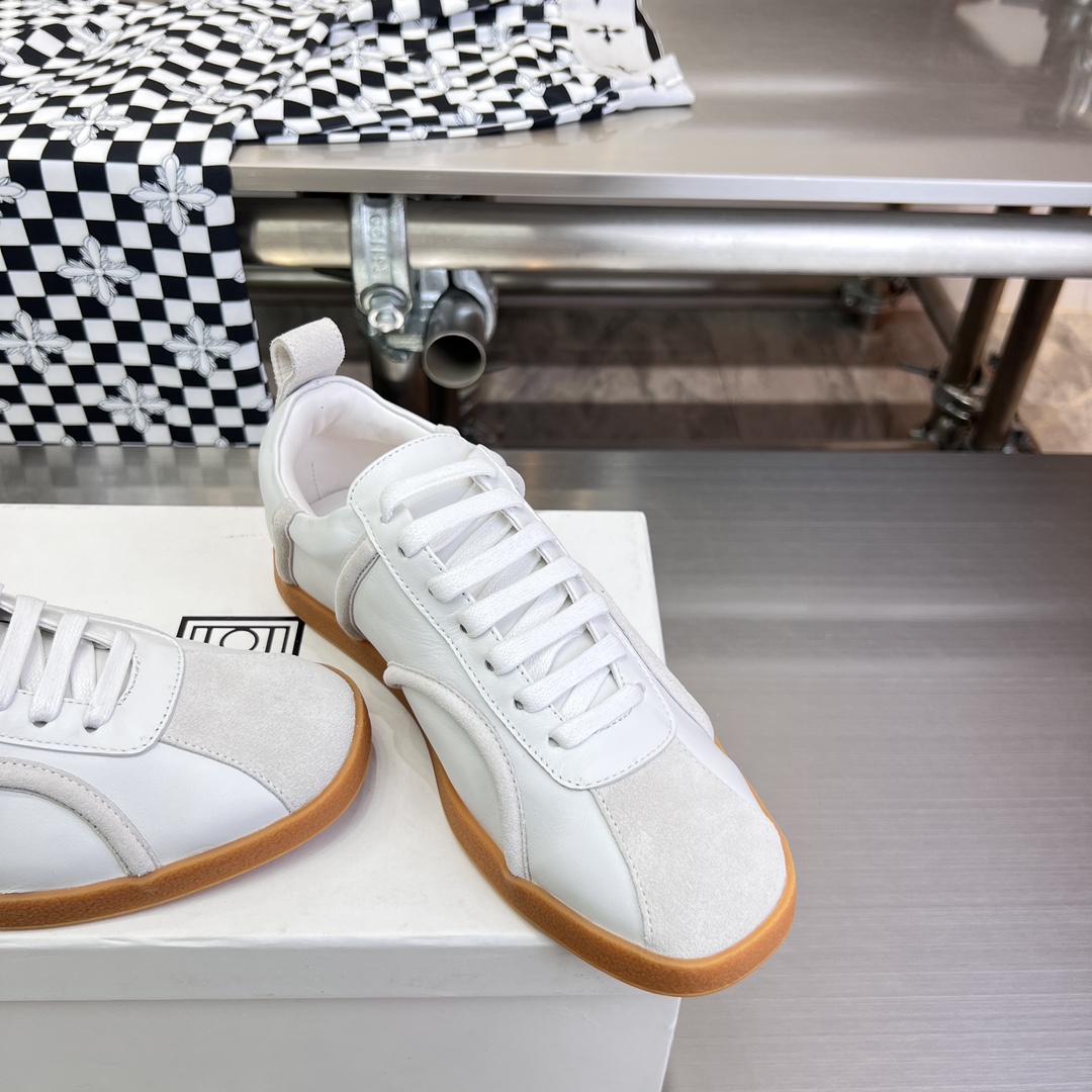 Toteme’s New Shoes: Comfortable Style with Calfskin and Sheepskin Details - 图片 7