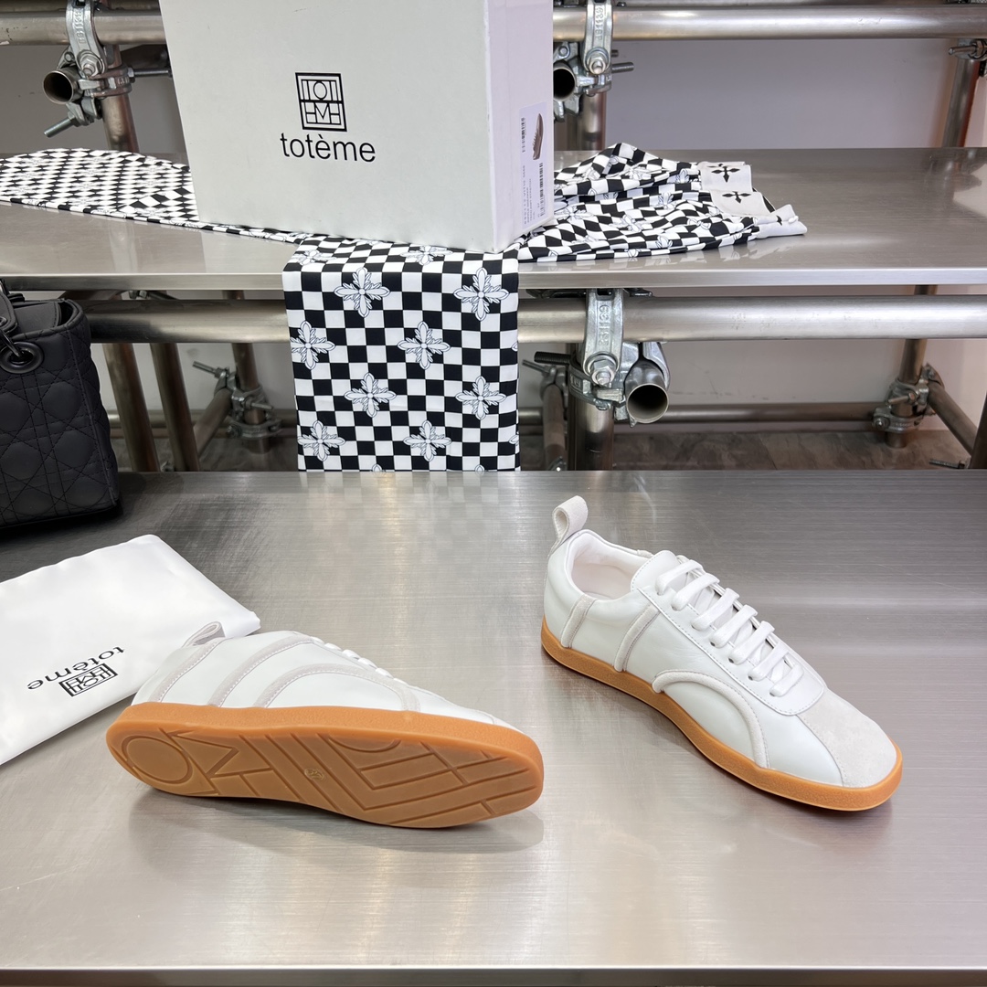 Toteme’s New Shoes: Comfortable Style with Calfskin and Sheepskin Details - 图片 3