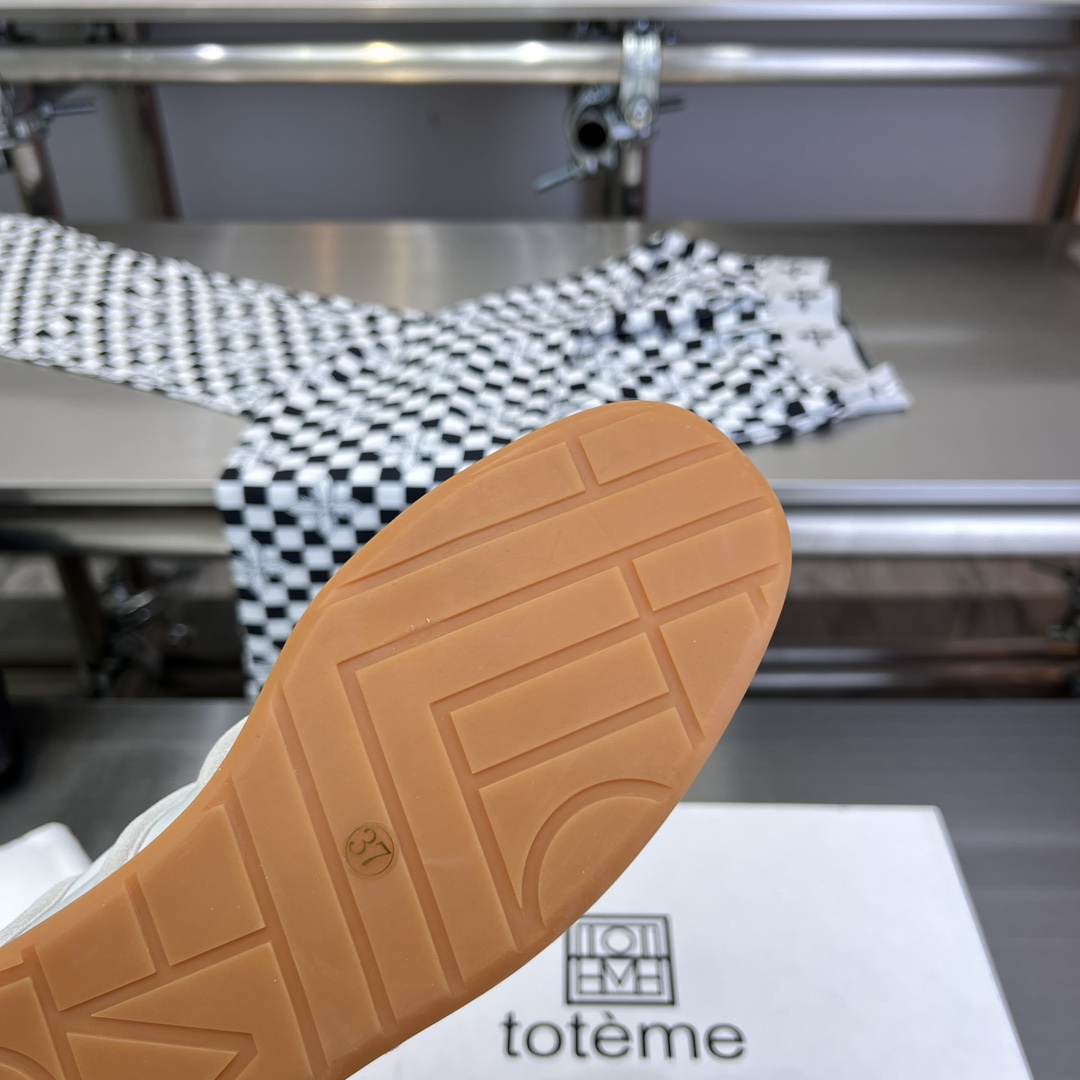Toteme’s New Shoes: Comfortable Style with Calfskin and Sheepskin Details - 图片 9