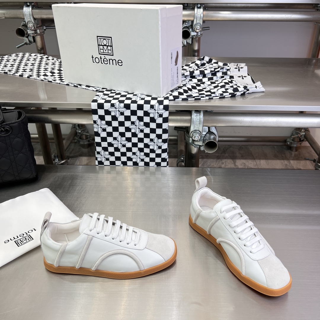 Toteme’s New Shoes: Comfortable Style with Calfskin and Sheepskin Details - 图片 2