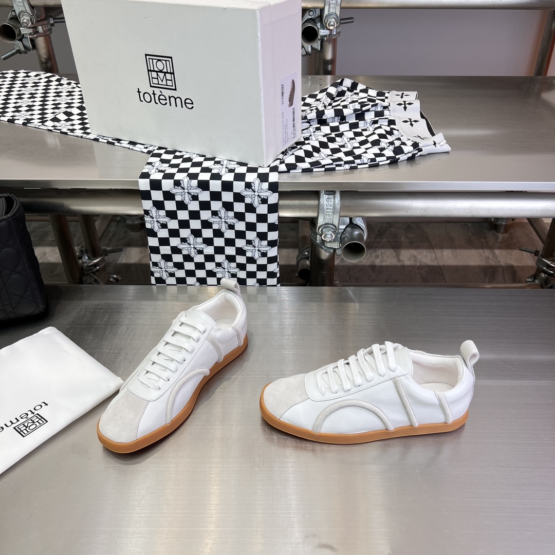 Toteme’s New Shoes: Comfortable Style with Calfskin and Sheepskin Details - 图片 4